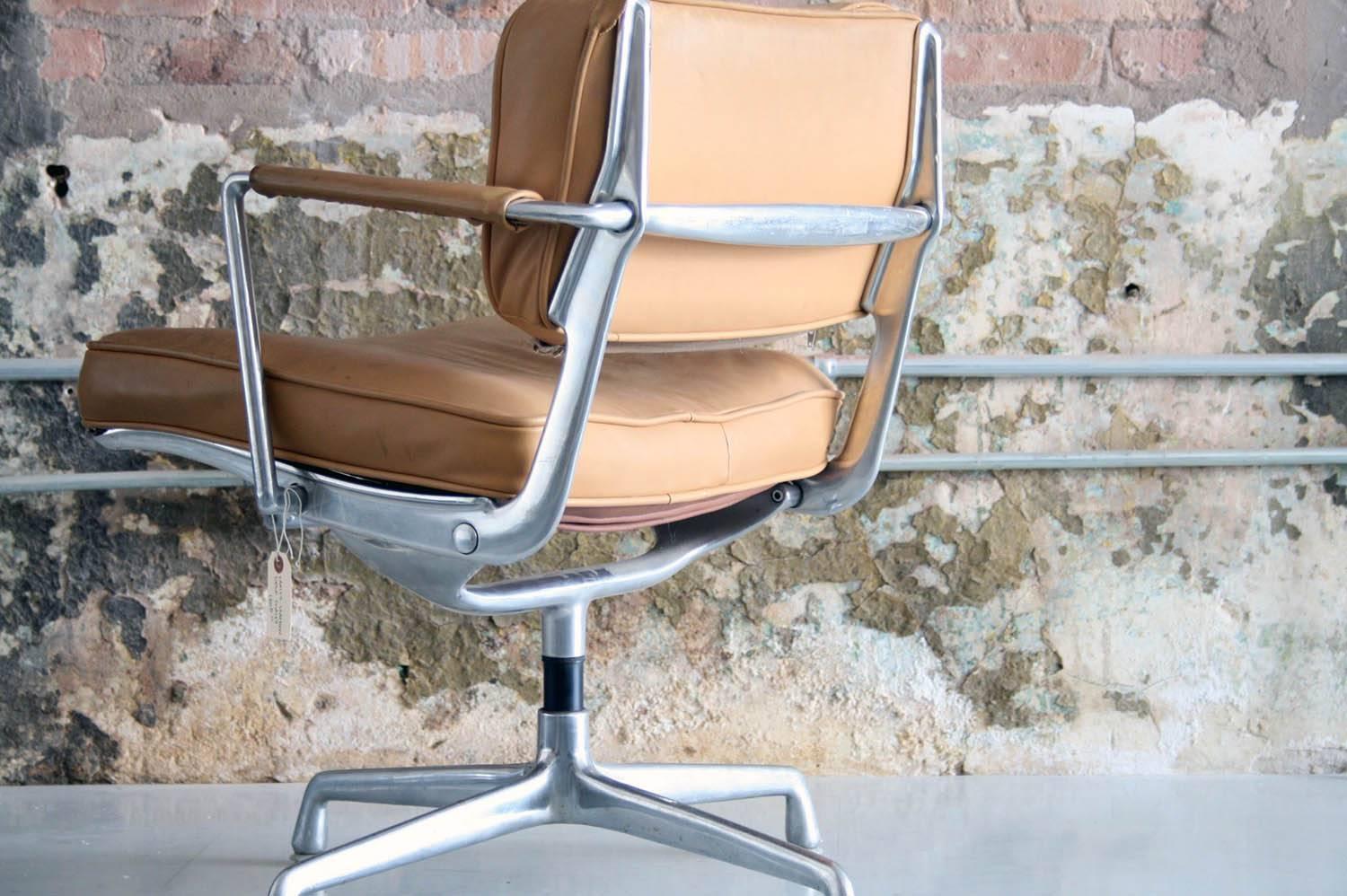 eames intermediate chair