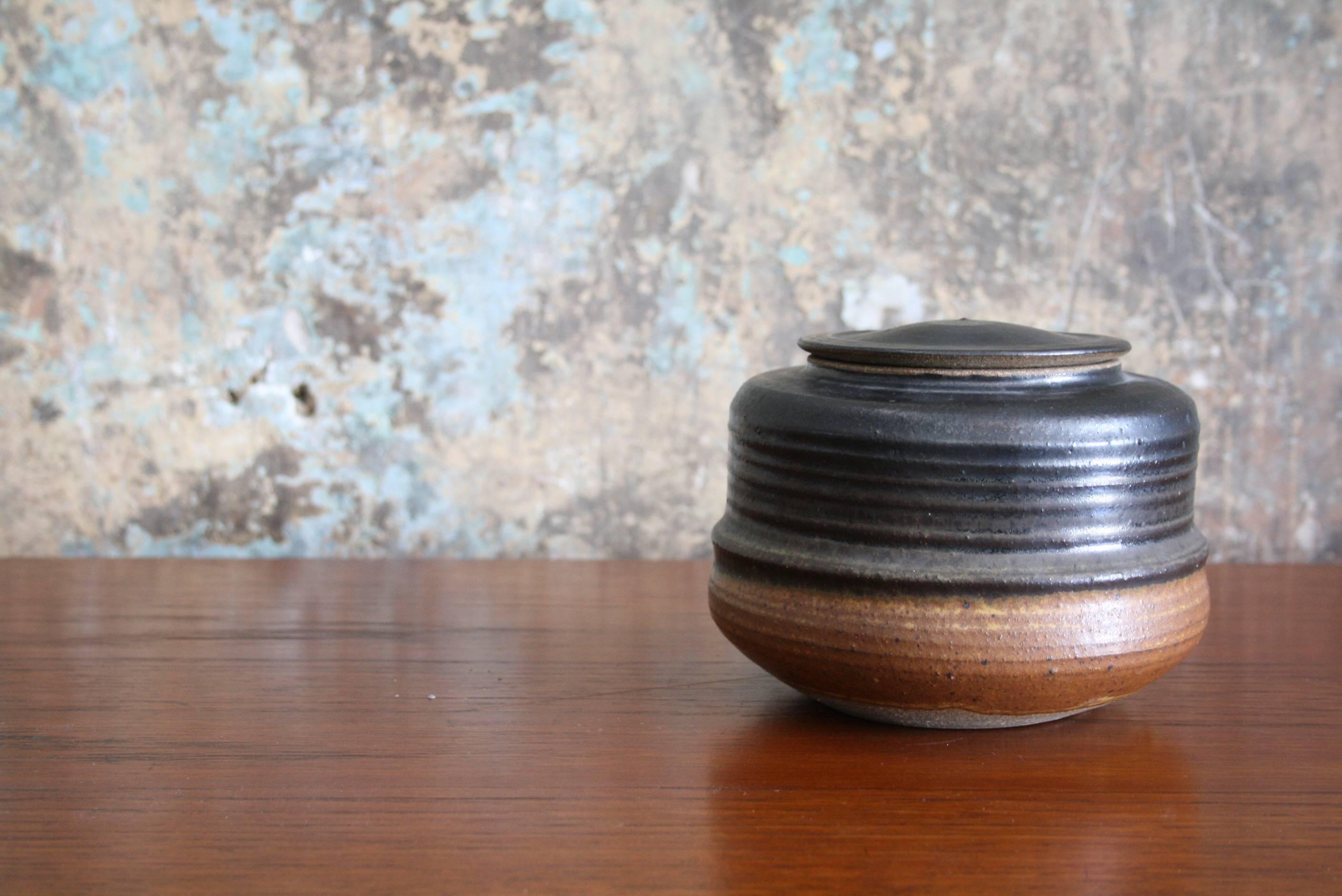 Karen Karnes Stoneware Ceramic Lidded Vessel In Good Condition For Sale In Chicago, IL