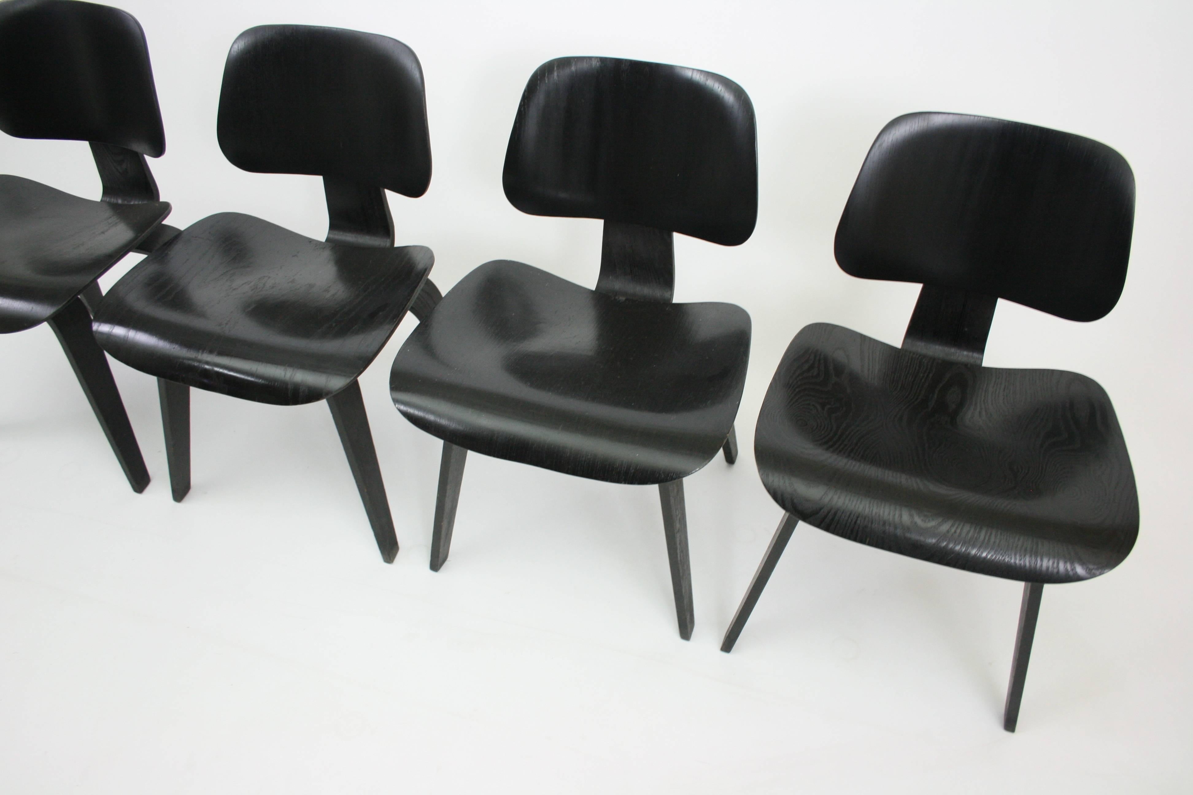 Set of Four Early DCW Chairs by Eames for Evans Products In Excellent Condition In Chicago, IL