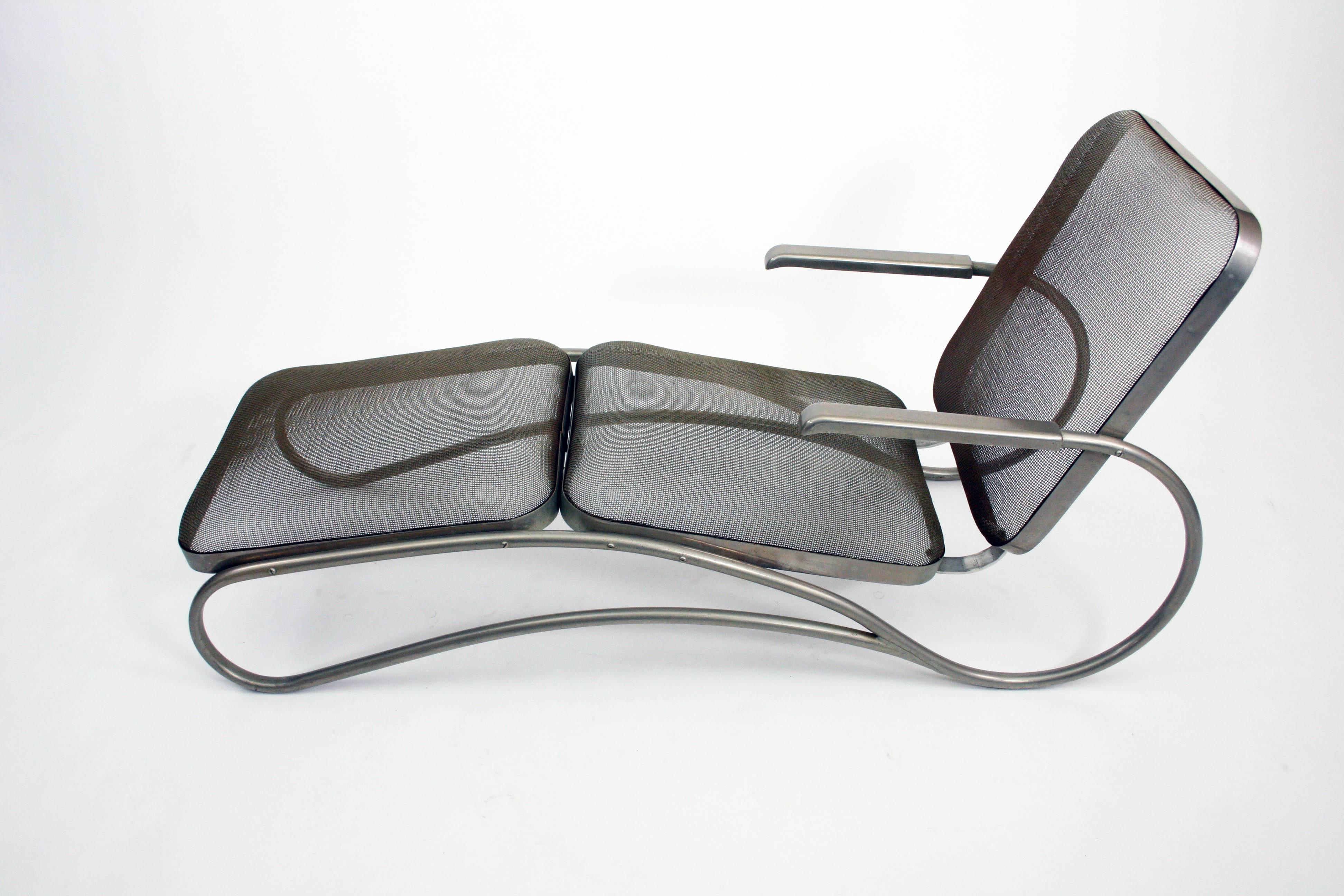 Sculptural 1950s Mesh Outdoor Chaise Lounge In Excellent Condition In Chicago, IL