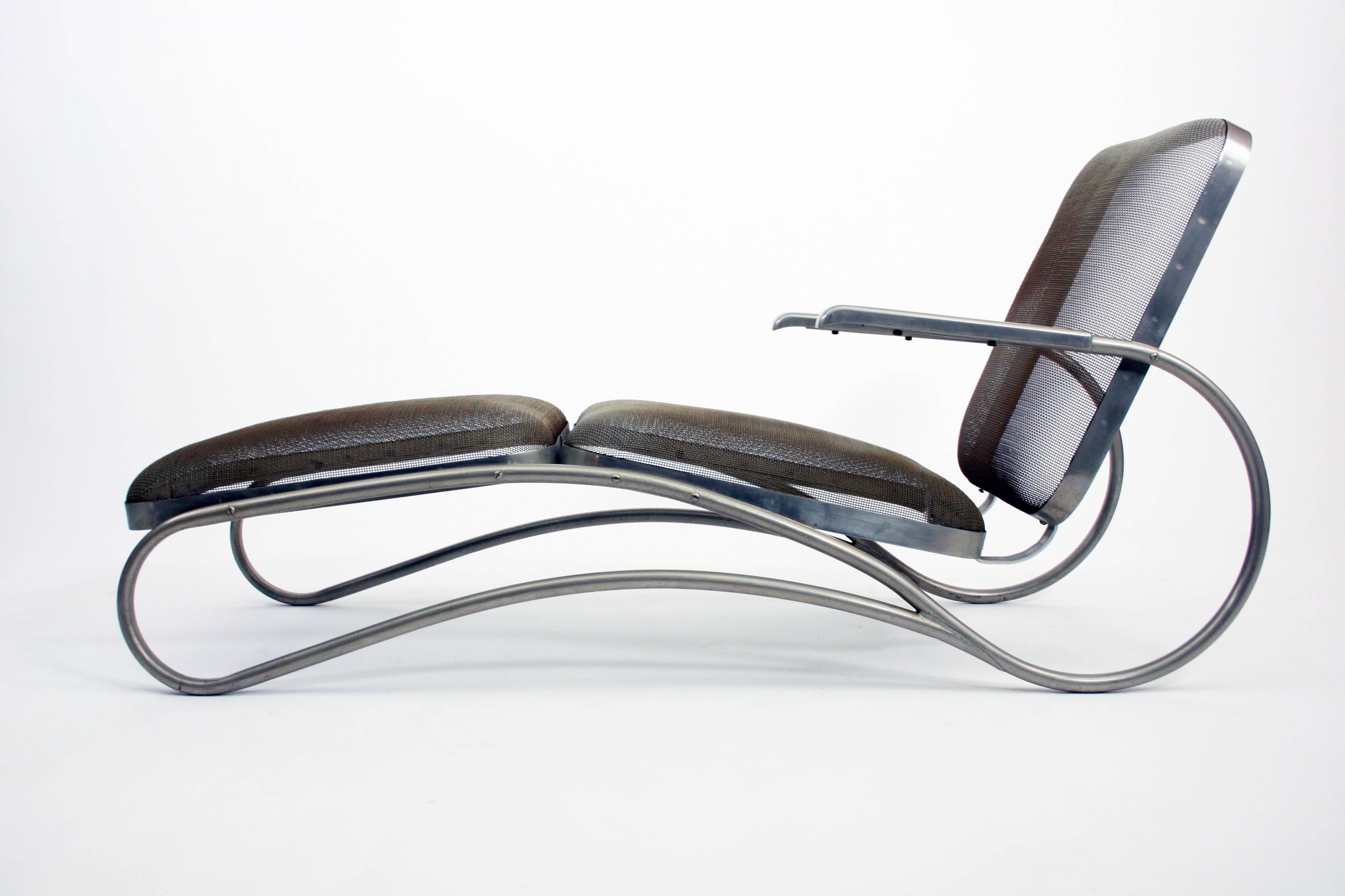 Sculptural iron chaise lounge in the style of Russell Woodard. The chaise is in amazing condition with only minor surface rust. Made in USA, circa 1950s.
