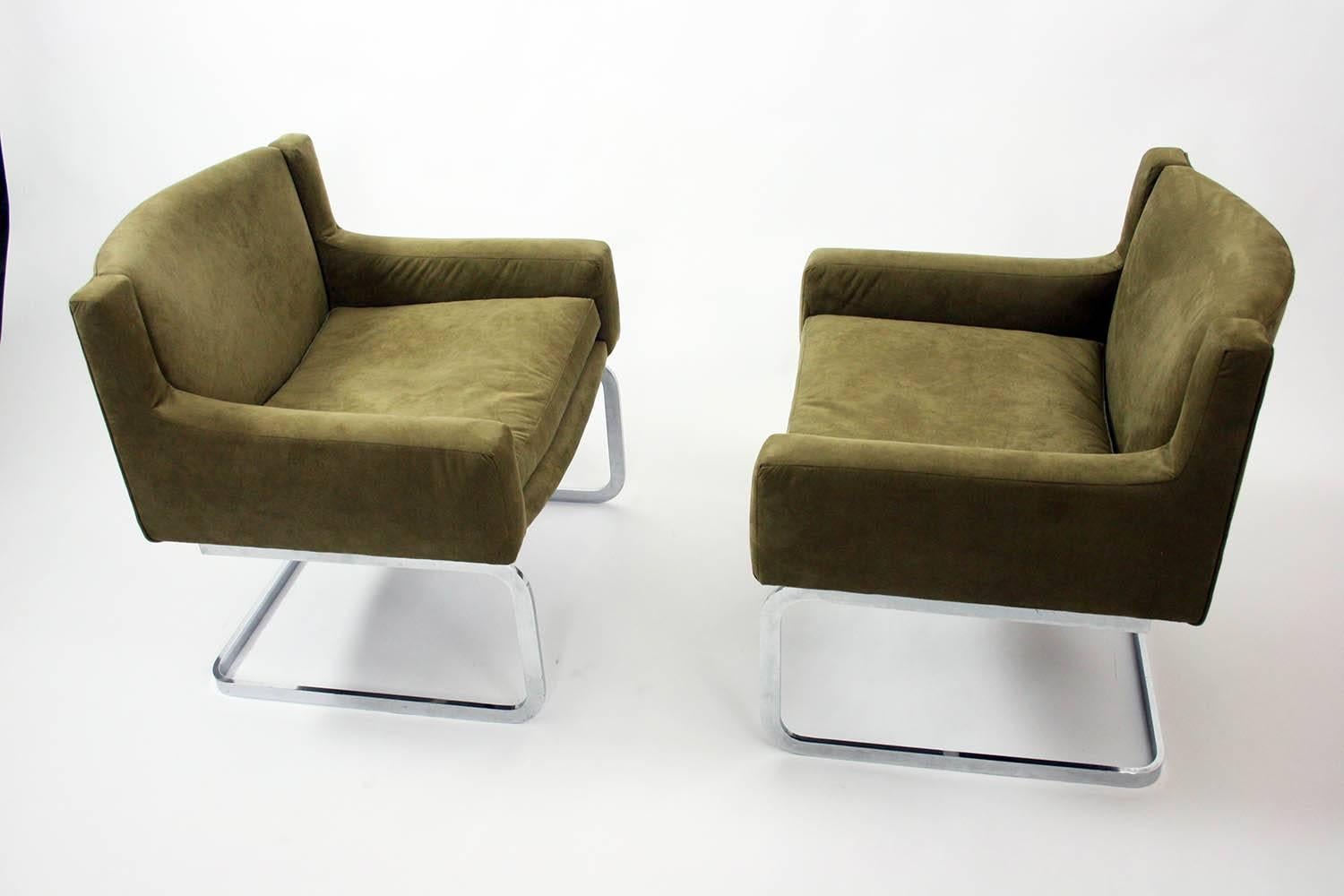 Pair of rare armchairs designed by Robert Haussmann for De Sede in 1957. It has olive upholstery with a steel structure. Both remain in excellent condition.

Dimensions: 28
