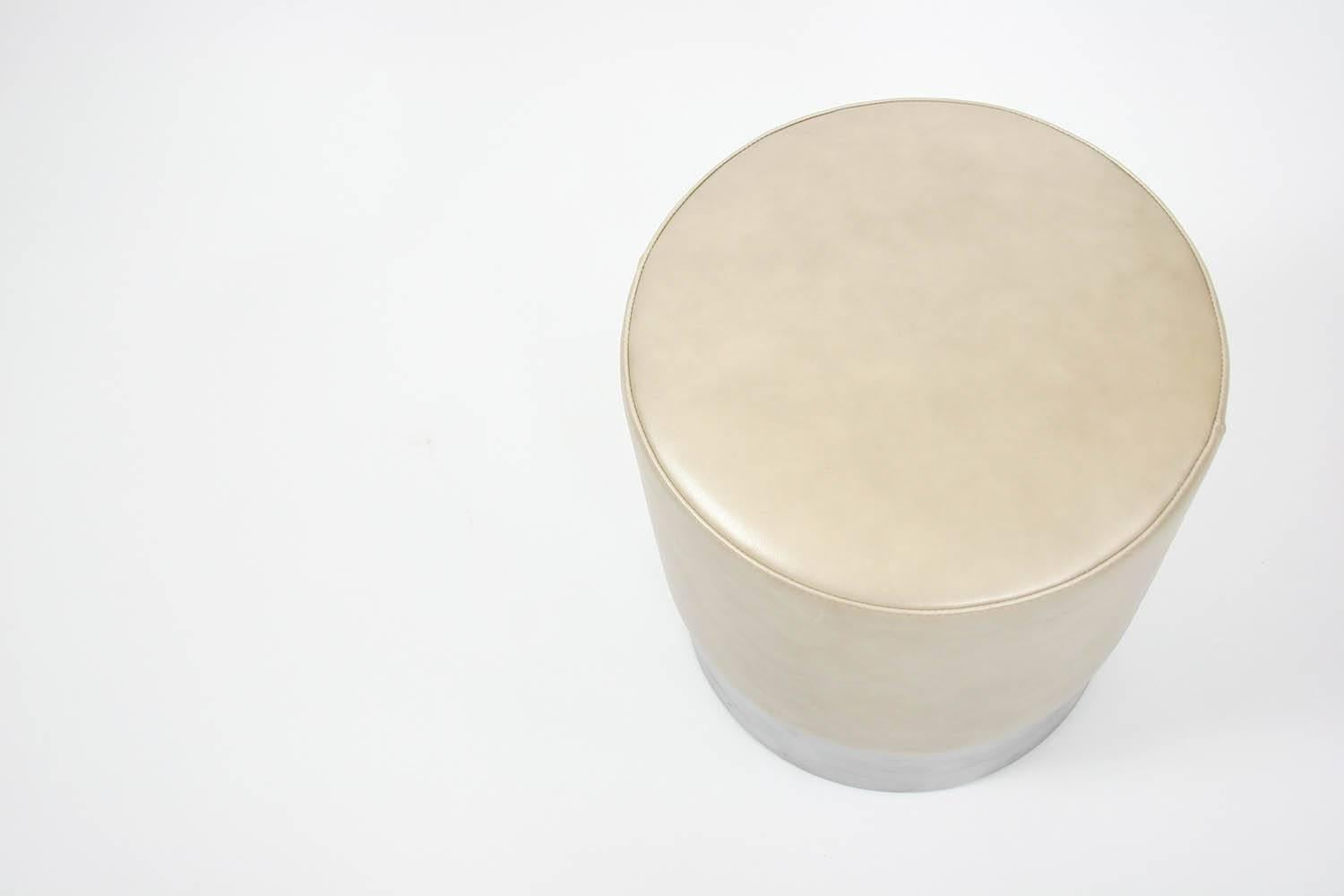 Luigi Caccia Dominioni leather and chrome stool for Azucena, Italy, circa 1970s in very condition with age appropriate wear and patina to base.

Dimensions: 15.75