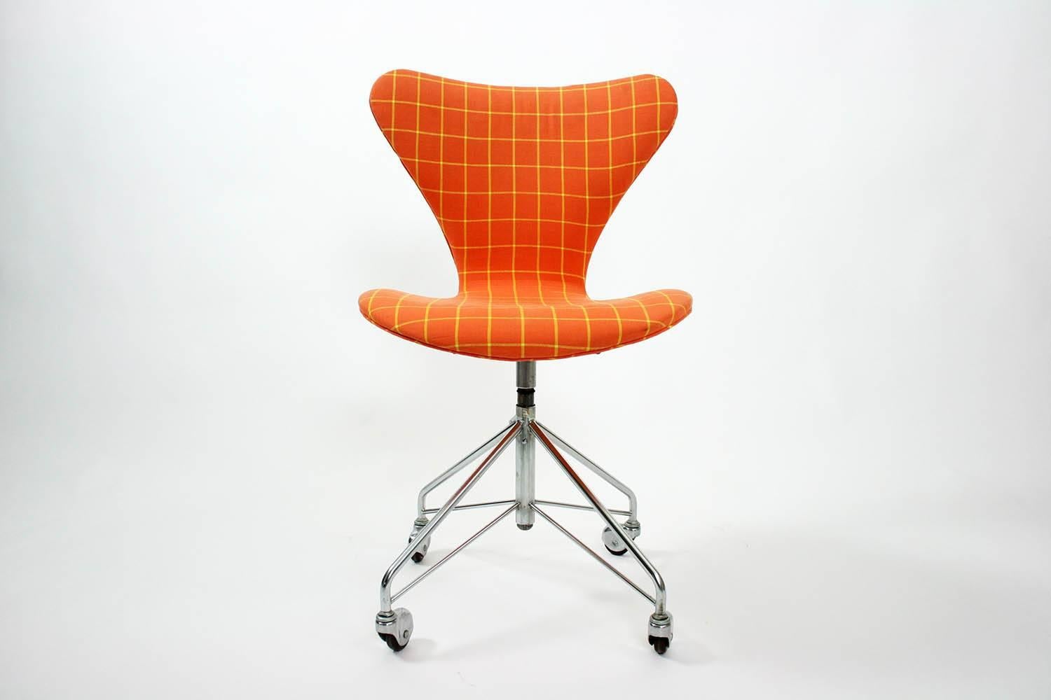 Arne Jacobsen swag base Sevener desk chair for Fritz Hansen in great original condition. Wheels roll smoothly and it looks great.

Dimensions: 19 W x 20 D x 30 H in.
 