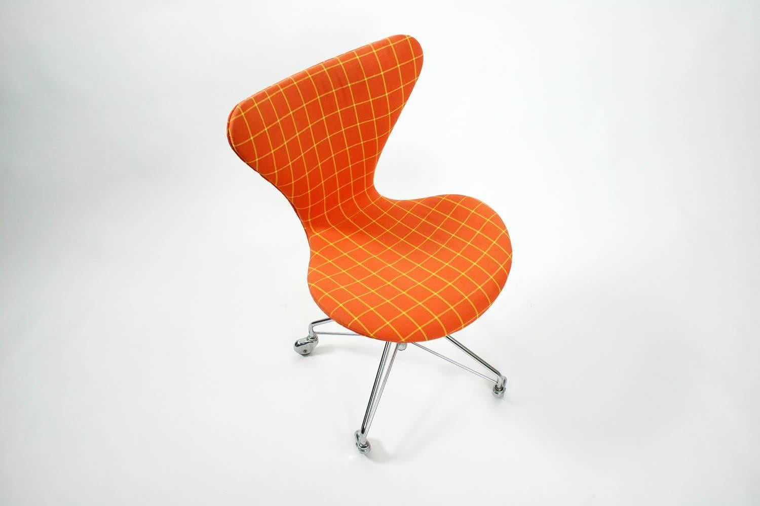 Arne Jacobsen Swag Base Sevener Desk Chair for Fritz Hansen In Excellent Condition In Chicago, IL