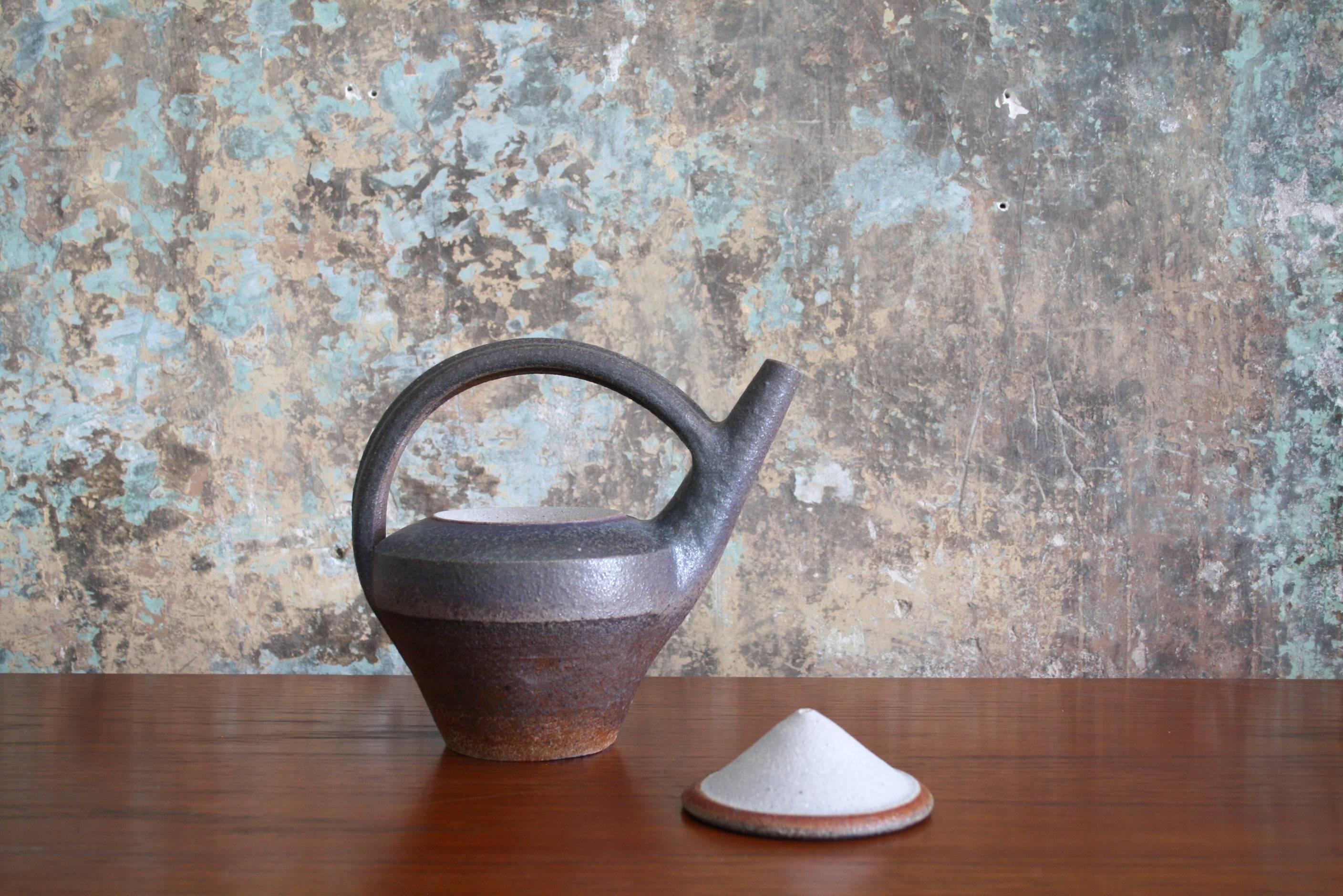 Amazing Karen Karnes, 1960s Stoneware Lidded Teapot In Excellent Condition In Chicago, IL