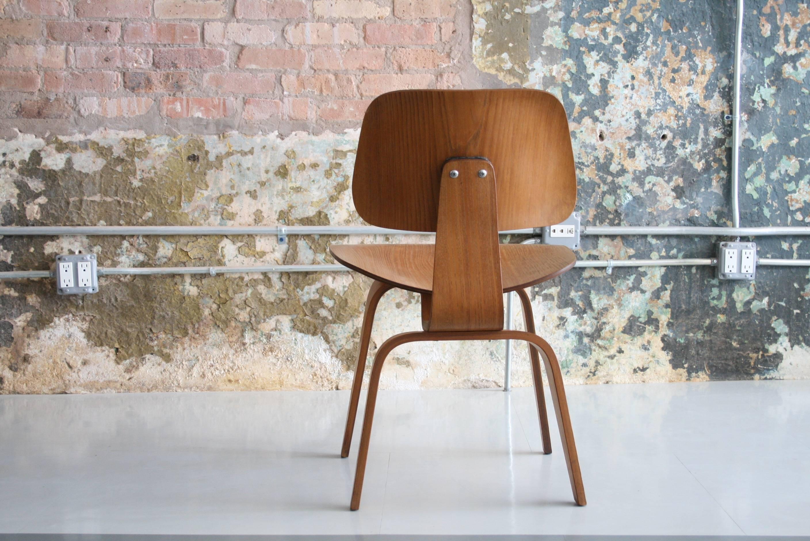 All Original Molded Plywood Eames DCW Chair in Ash In Excellent Condition In Chicago, IL