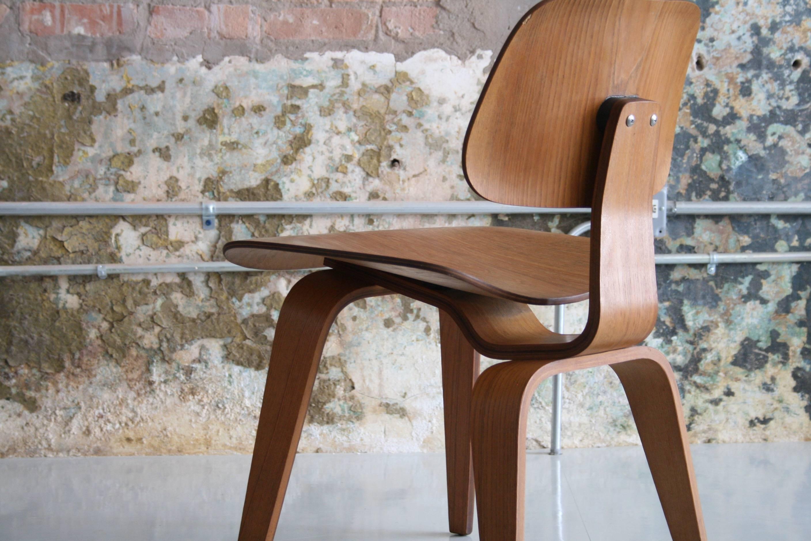 American All Original Molded Plywood Eames DCW Chair in Ash