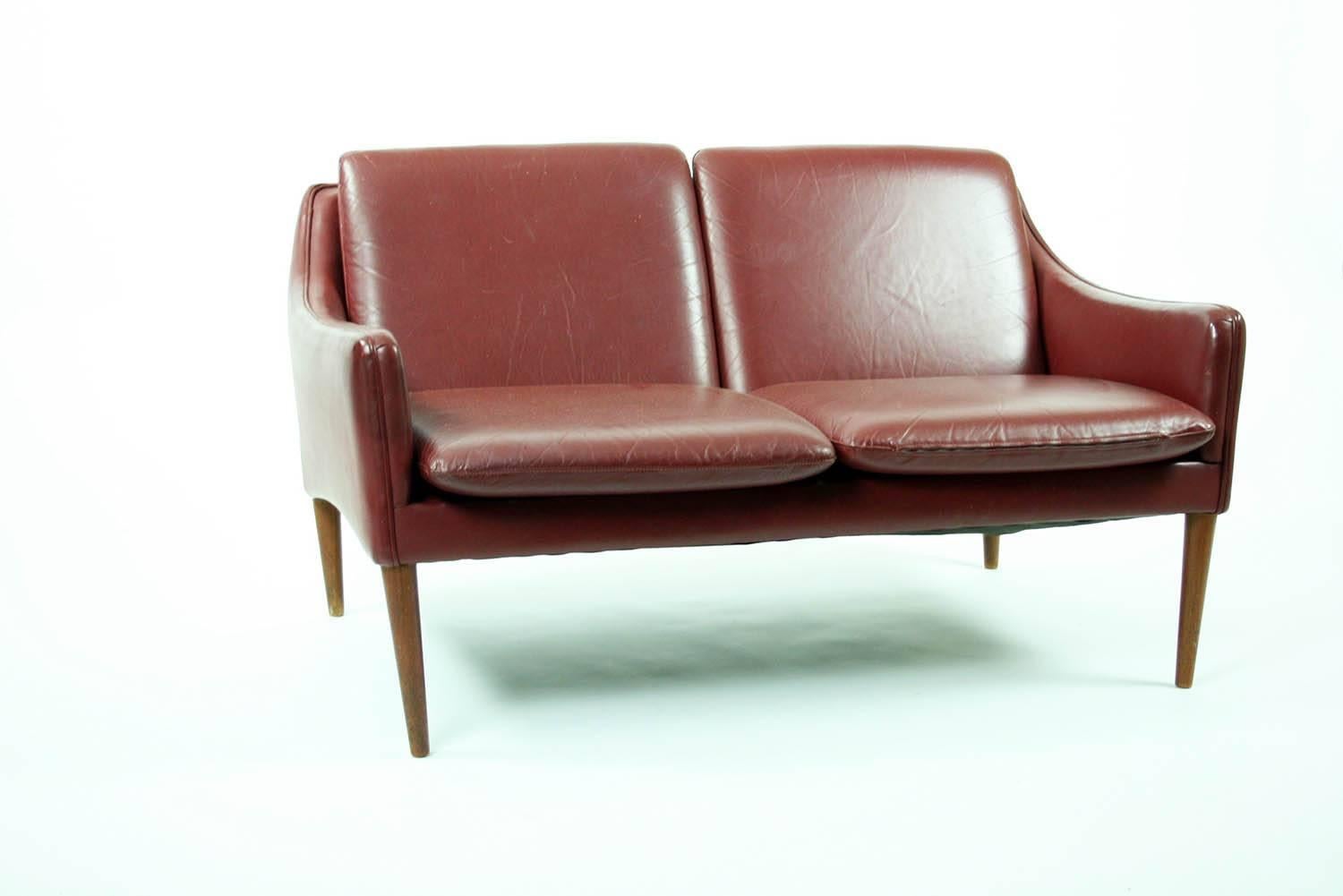 Hans Olsen leather settee model 800 for C/S Møbler, Denmark, 1958 in excellent condition.