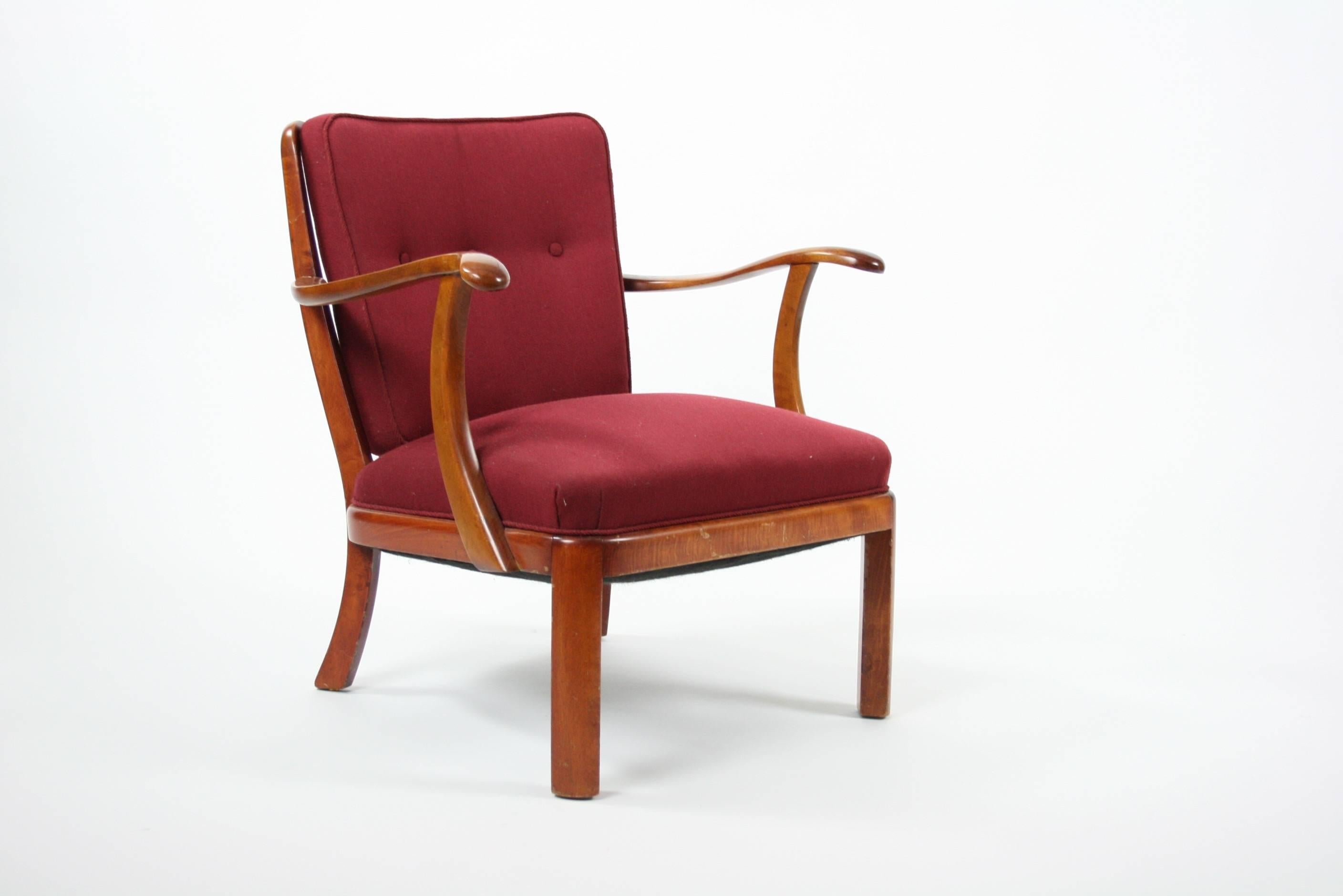 Søren Hansen lounge chair model 1628 Fritz Hansen Denmark, circa 1940 stained beech, upholstery.
Literature: Fritz Hansen, manufacturer's catalog, 1940, pg. 10