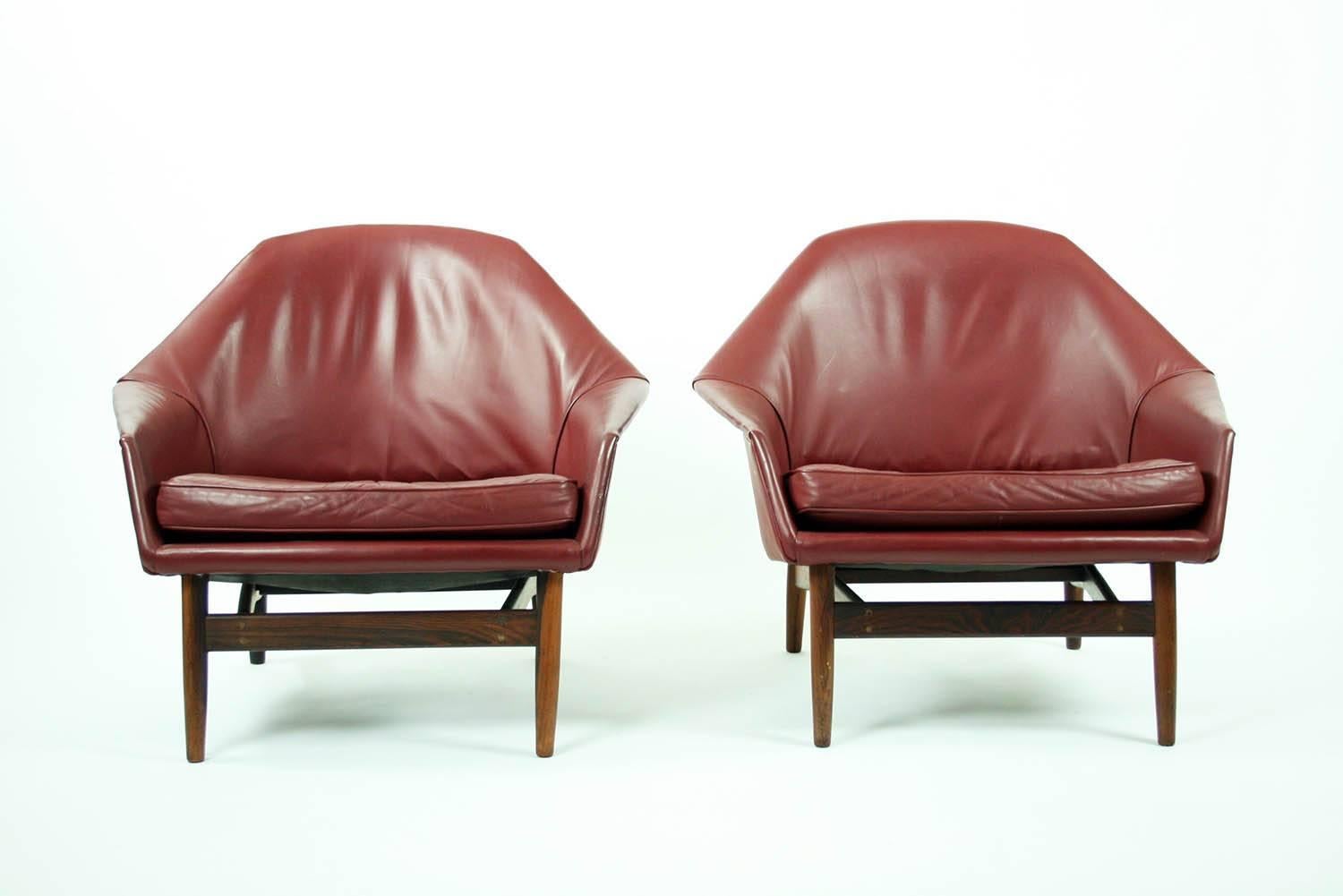 Mid-Century Modern Pair of Rosewood and Leather Lounge Chairs by Ib Kofod Larsen for Carlo Gahrn