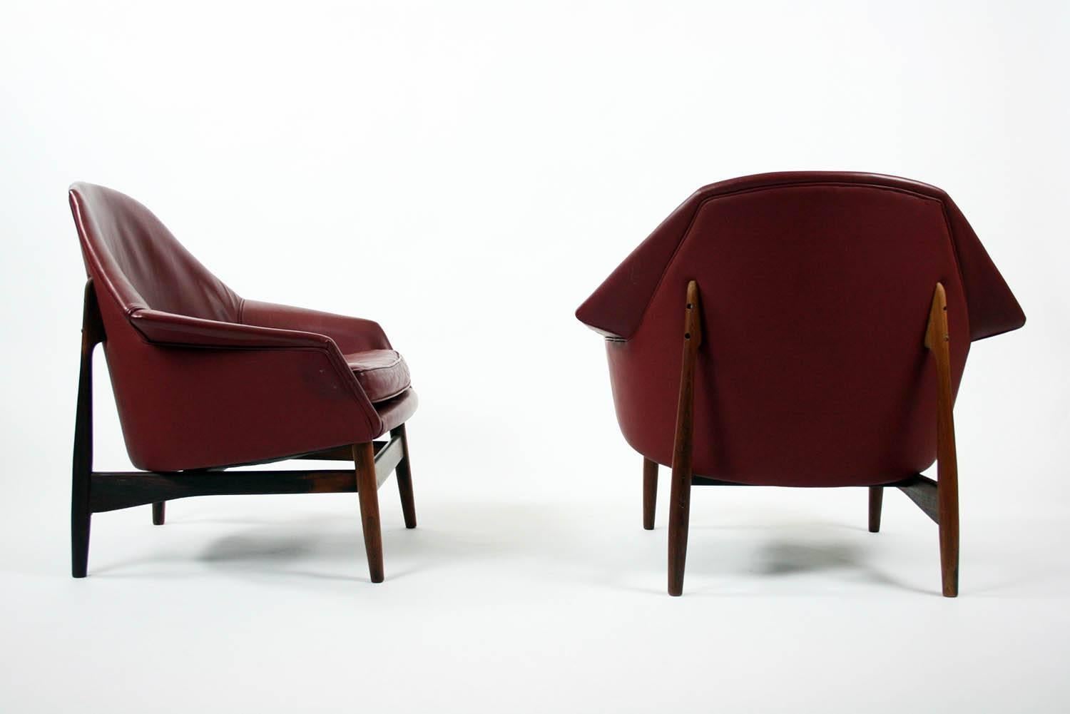 Pair of Rosewood and Leather Lounge Chairs by Ib Kofod Larsen for Carlo Gahrn In Good Condition In Chicago, IL