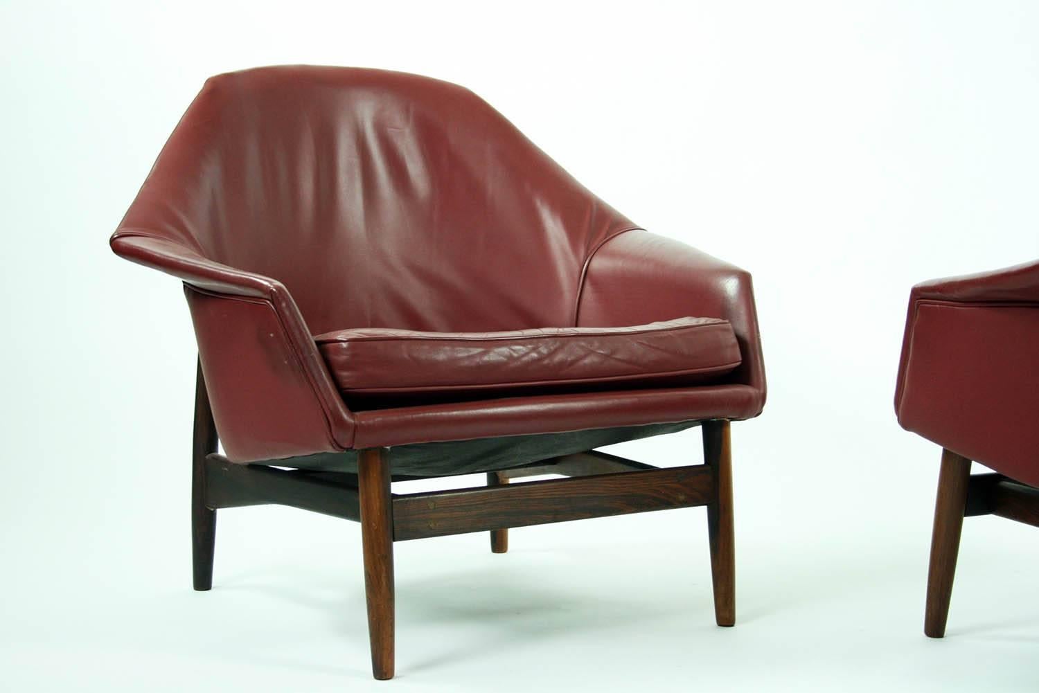 Mid-20th Century Pair of Rosewood and Leather Lounge Chairs by Ib Kofod Larsen for Carlo Gahrn