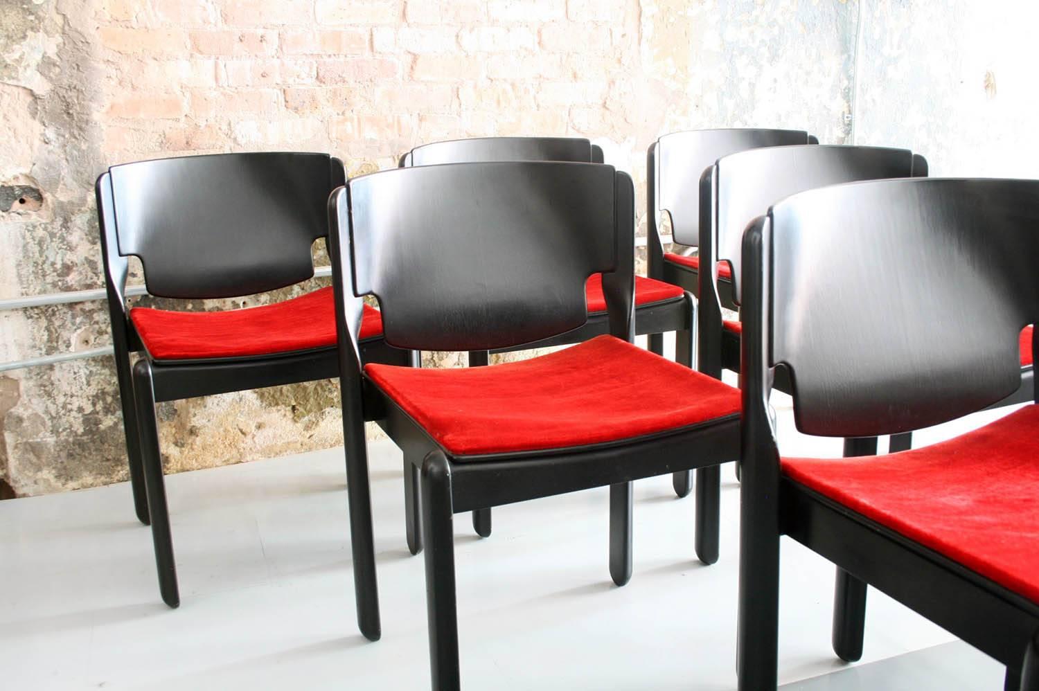 Italian Set of Six 1967 Vico Magistretti Model 122 Chairs for Cassina, Italy