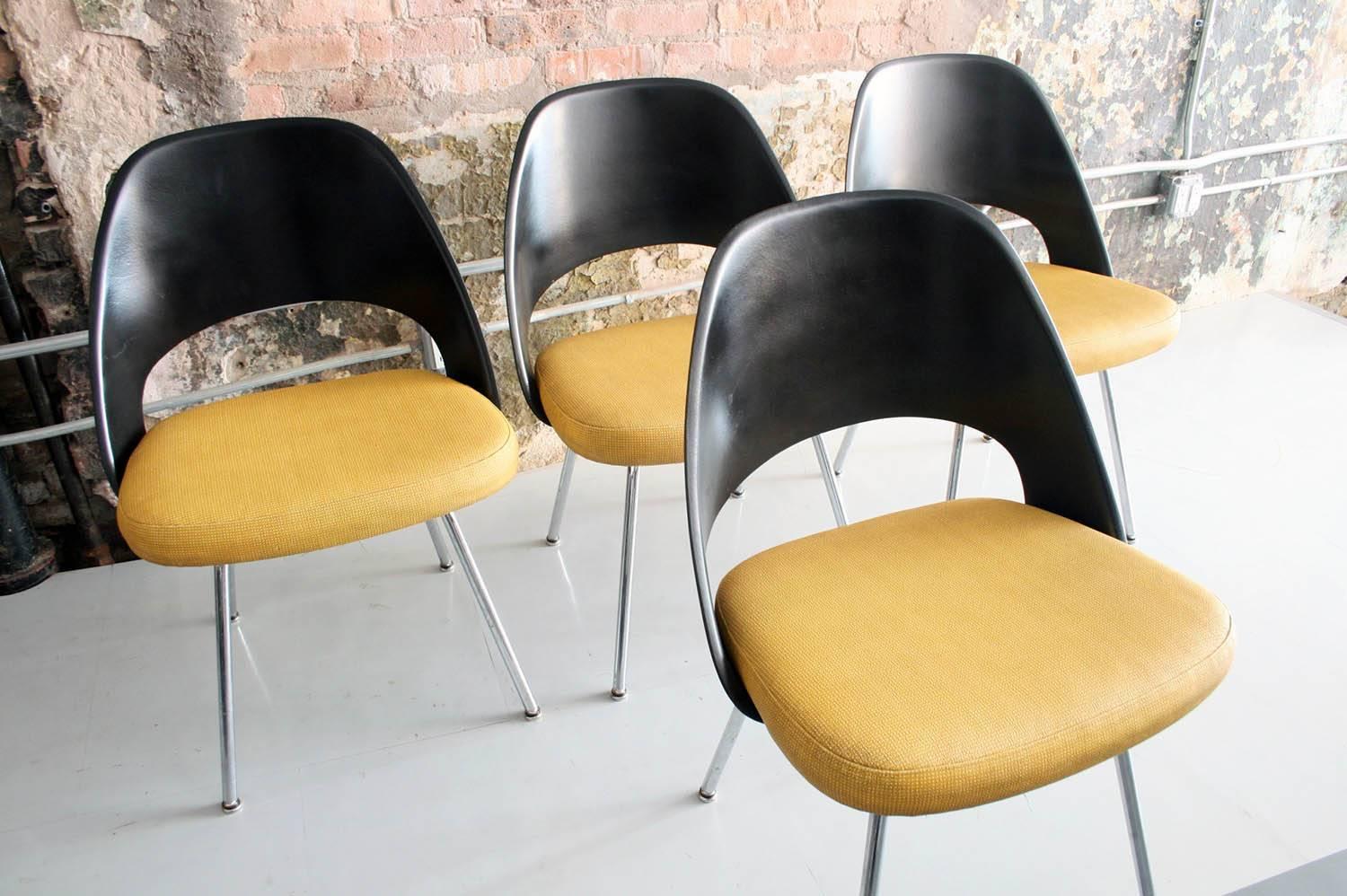 Mid-20th Century Set of Four Executive Chairs by Eero Saarinen for Knoll in Original Condition