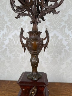 Chandelier à cinq branches de style ancien en bronze, sur socle en marbre