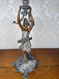 Figuraler Bronzekandelaber im Jugendstil mit weiblicher Figur