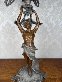 Figuraler Bronzekandelaber im Jugendstil mit männlicher Figur