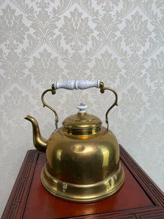 Bollitore vintage in ottone con manico in porcellana blu e bianca