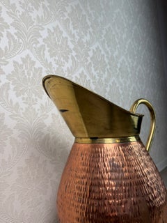 Grande brocca decorativa vintage in rame e ottone martellato