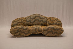 Divano scultoreo “Mumba” di Bretz, rivestito con tessuto Dieter Vander Velpen x ZINC Tex
