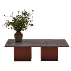 Table basse en marbre fossile et laque orange, années 1970