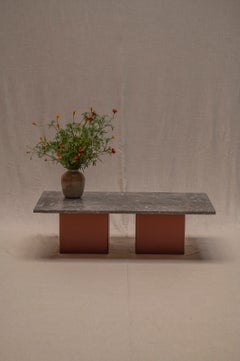 Table basse en marbre fossile et laque orange, années 1970