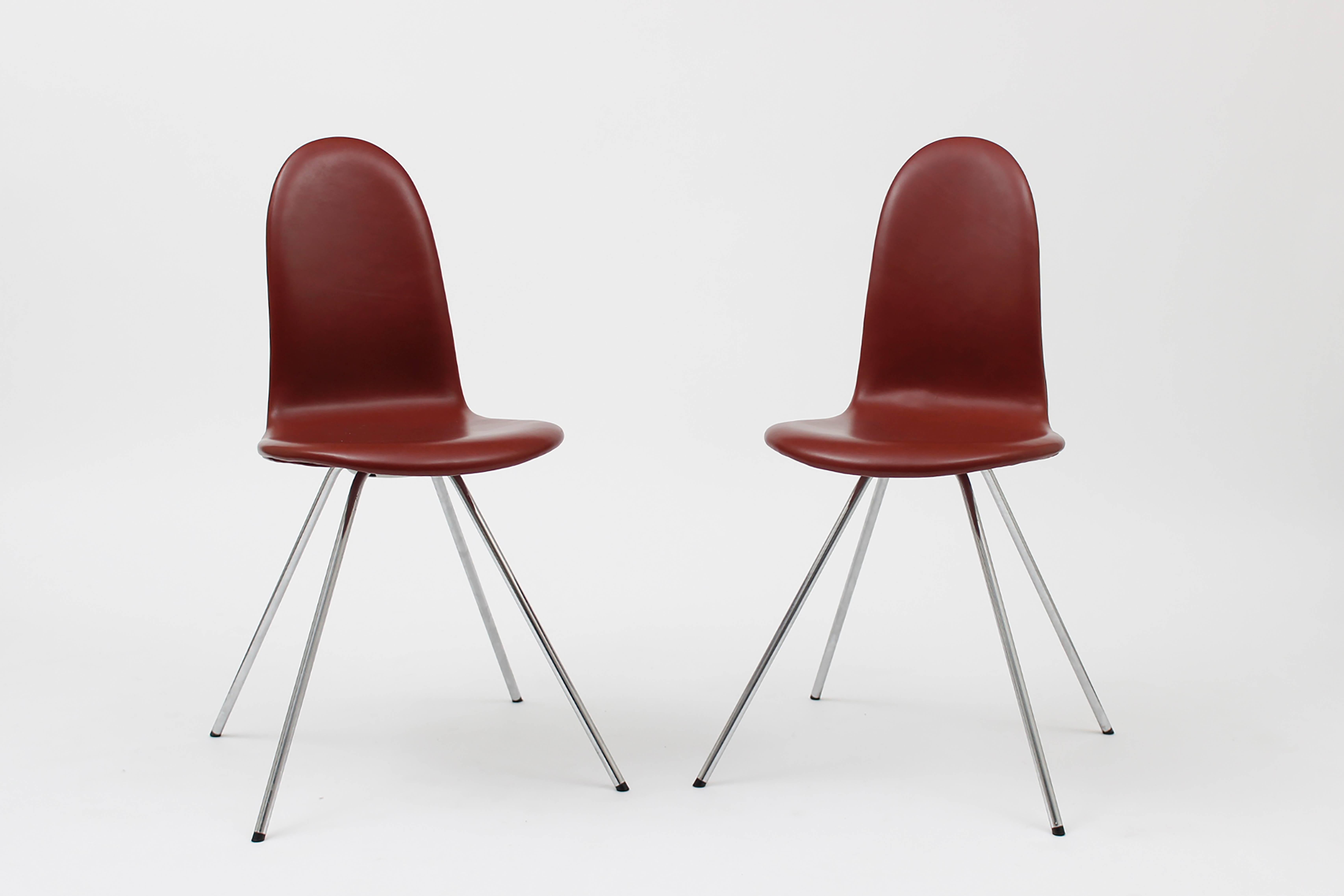 Beautiful pair of Tongue chairs designed by Arne Jacobsen in 1955. This pair is a 1970s edition by Fritz Hansen (marked) with this beautiful Indian red leather cover by Arne Sorensen and chrome-plated steel legs.
