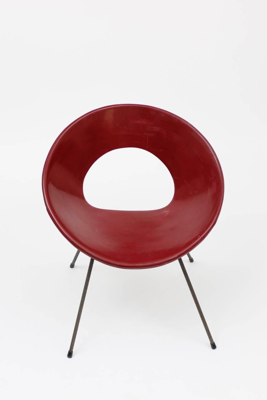 Rare "132u" in the style of Donald Knorr for Knoll, Red fiberglass and legs in black lacquered metal.