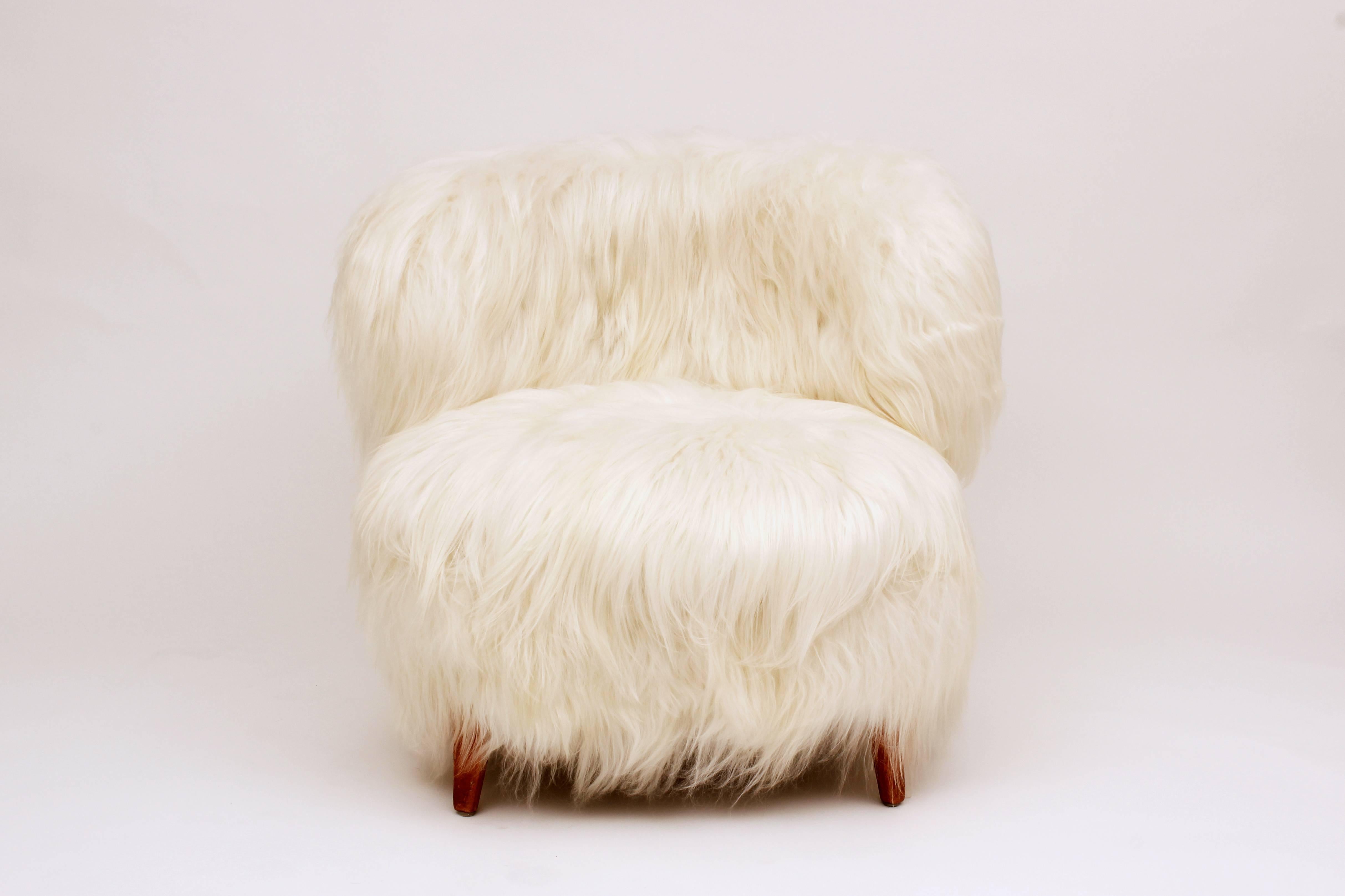 Amazing easy chair designed by Otto Schulz and made by Boet, in Sweden, circa 1940. Newly upholstered in white Icelandic sheepskin, beech legs.
      