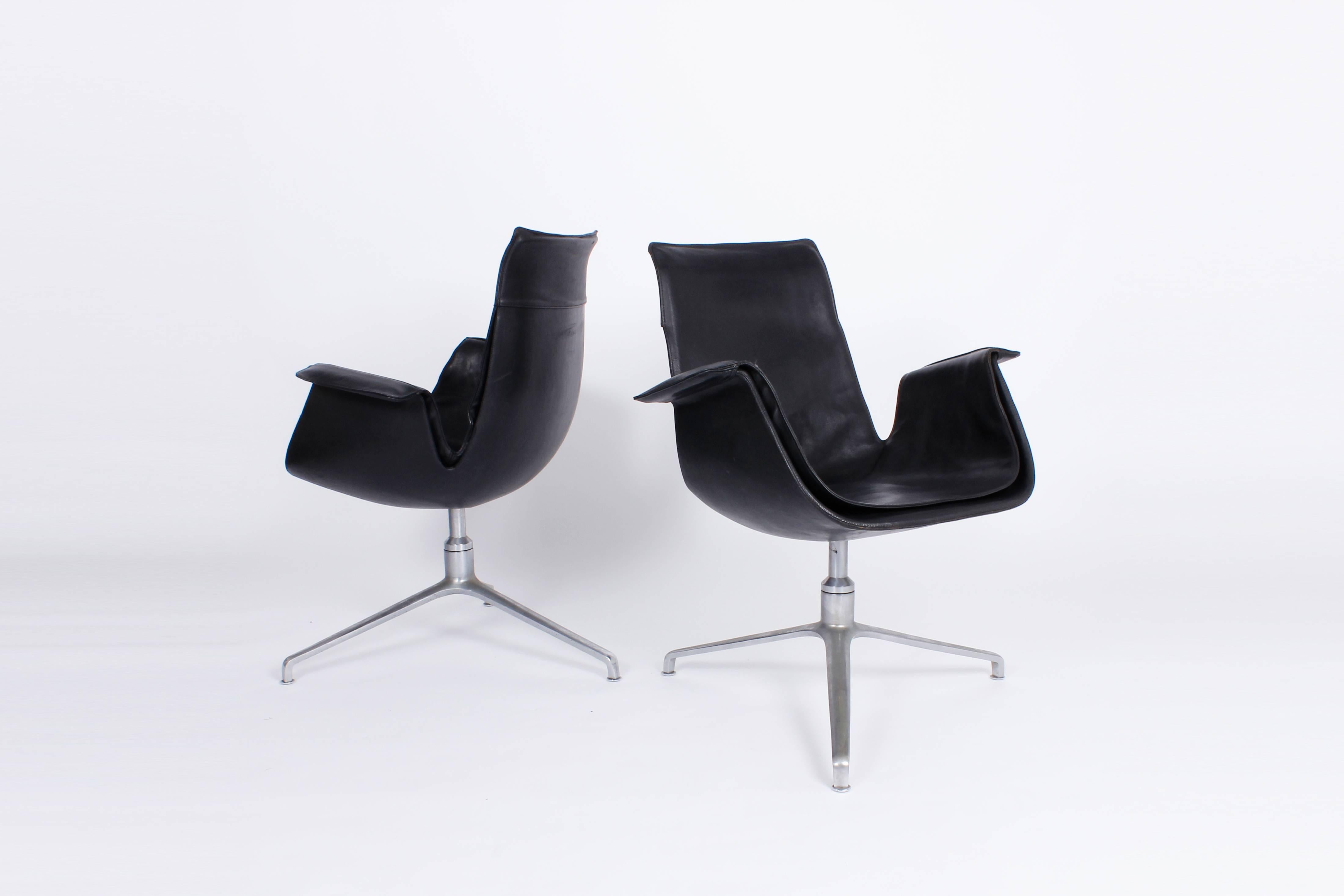 Pair of swivel Bird chairs by Preben Fabricius & Jørgen Kastholm, for Alfred Kill International (Germany).
Black leather and cast aluminum.