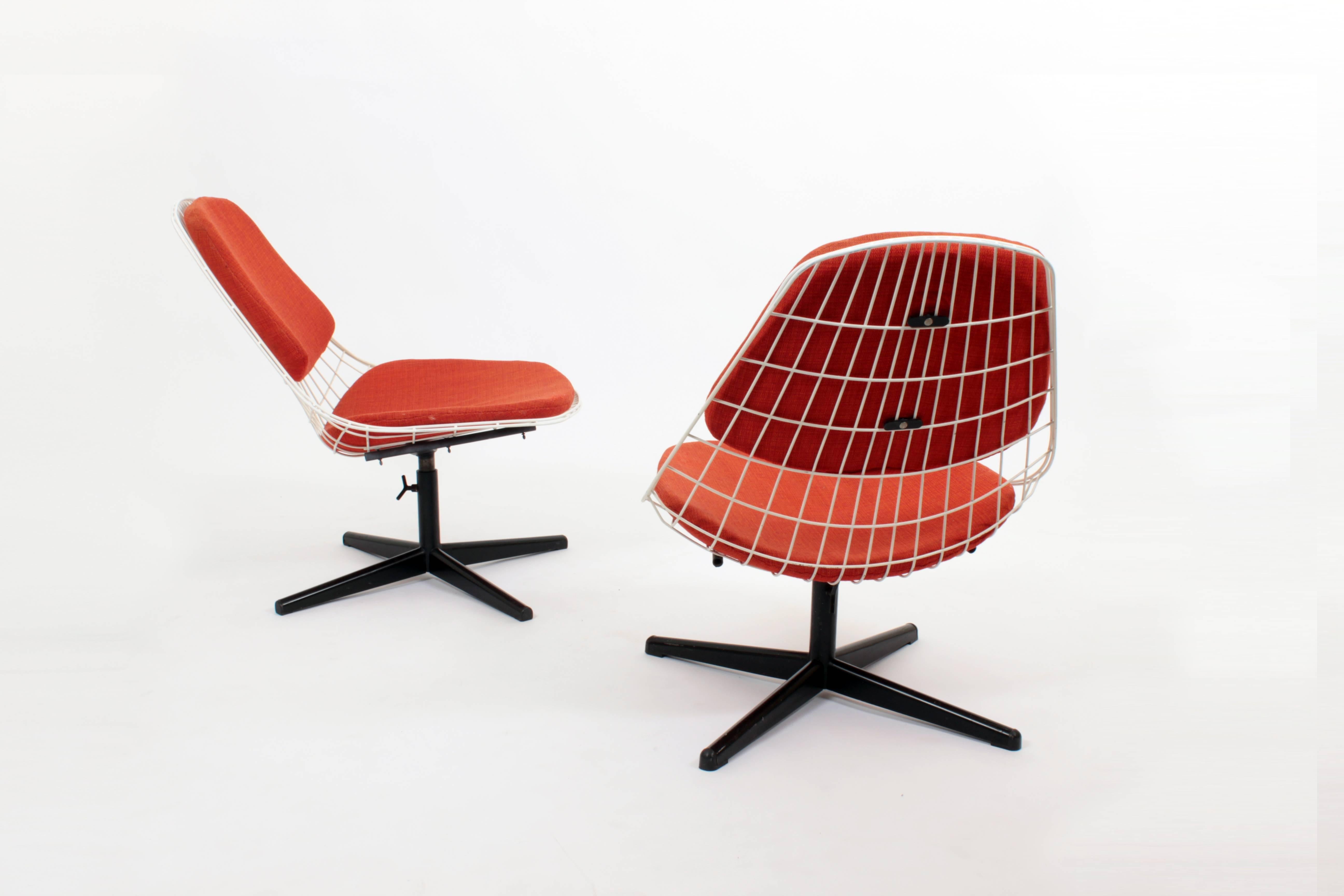 Lacquered Pair of FM25 Swivel Wire Chairs by Cees Braakman for Pastoe, Netherlands, 1950 For Sale