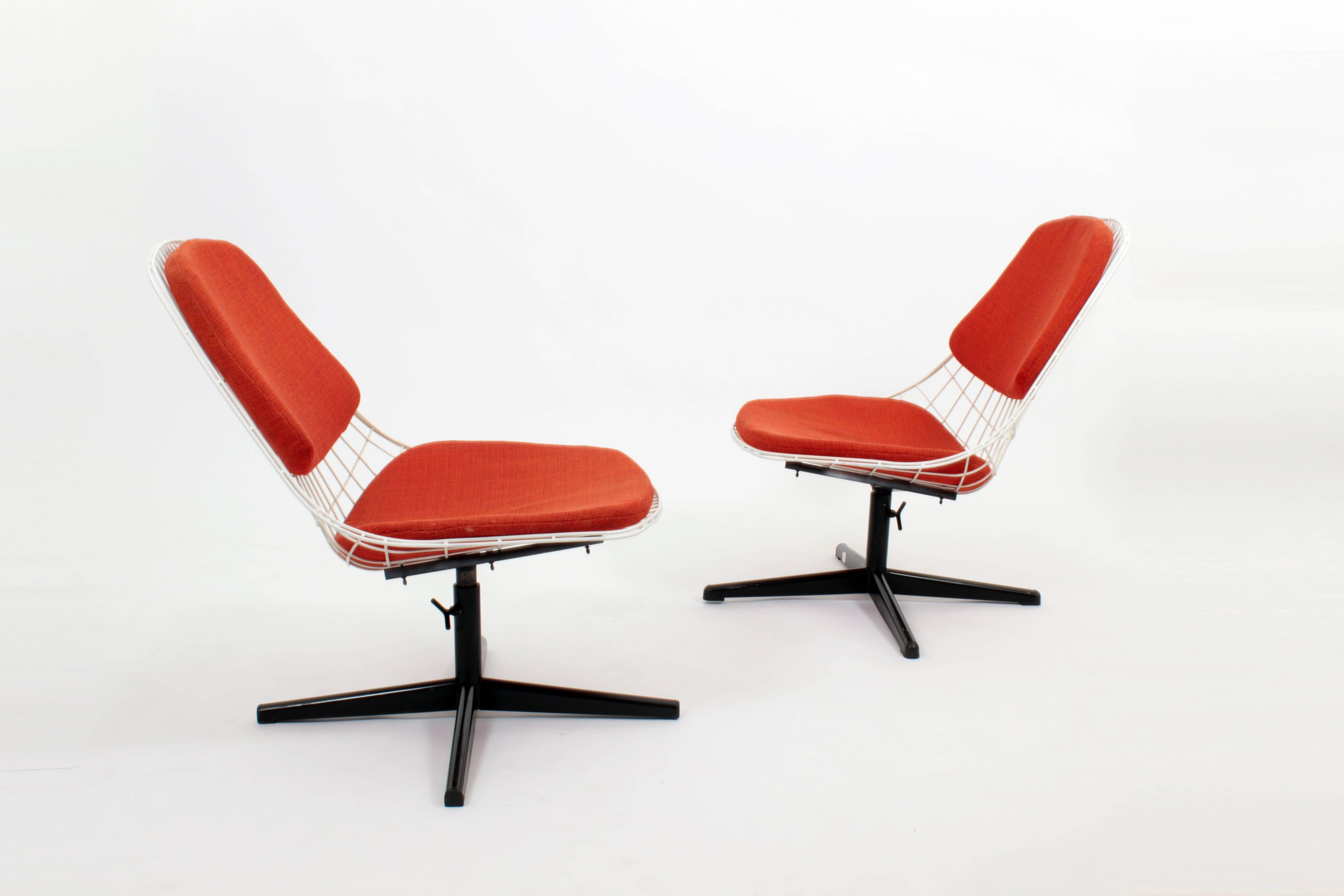 Pair of FM25 swivel wire chairs by Cees Braakman for Pastoe, Netherlands, 1950.
Removable cushions in foam with original orange cotton fabric. White and black lacquered metal.
Seat height : Min 37cm max 45cm.