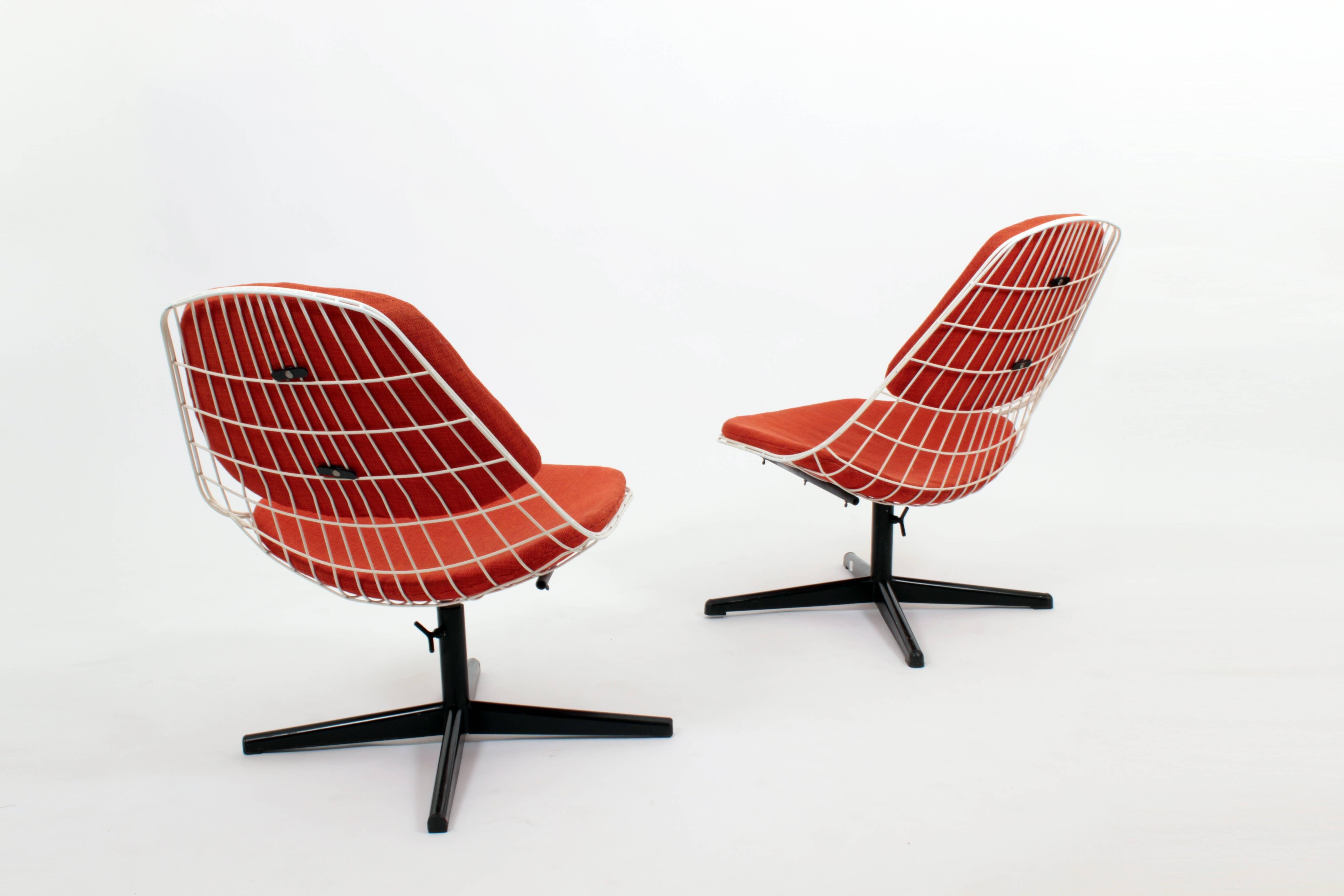 Mid-Century Modern Pair of FM25 Swivel Wire Chairs by Cees Braakman for Pastoe, Netherlands, 1950 For Sale