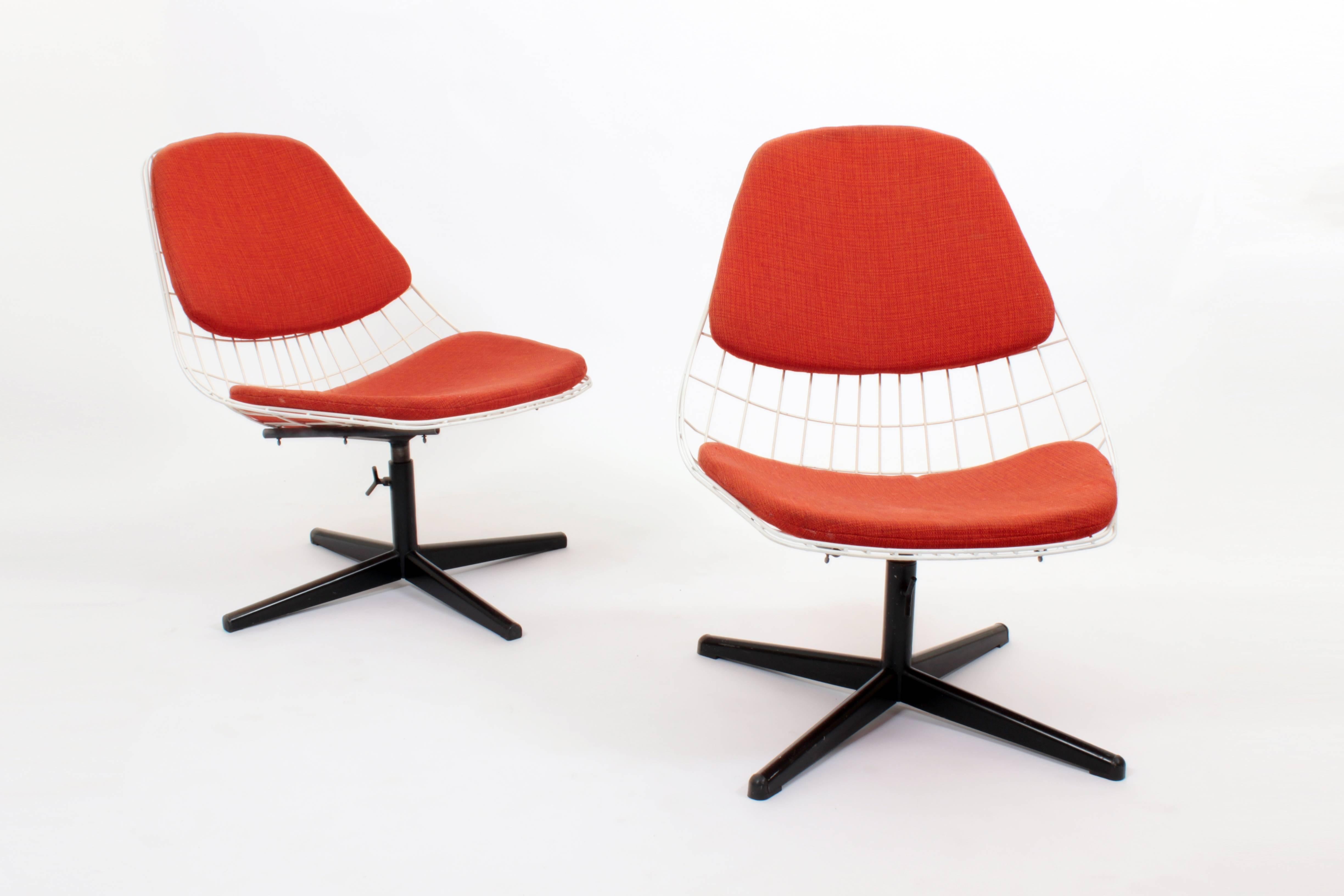Dutch Pair of FM25 Swivel Wire Chairs by Cees Braakman for Pastoe, Netherlands, 1950 For Sale