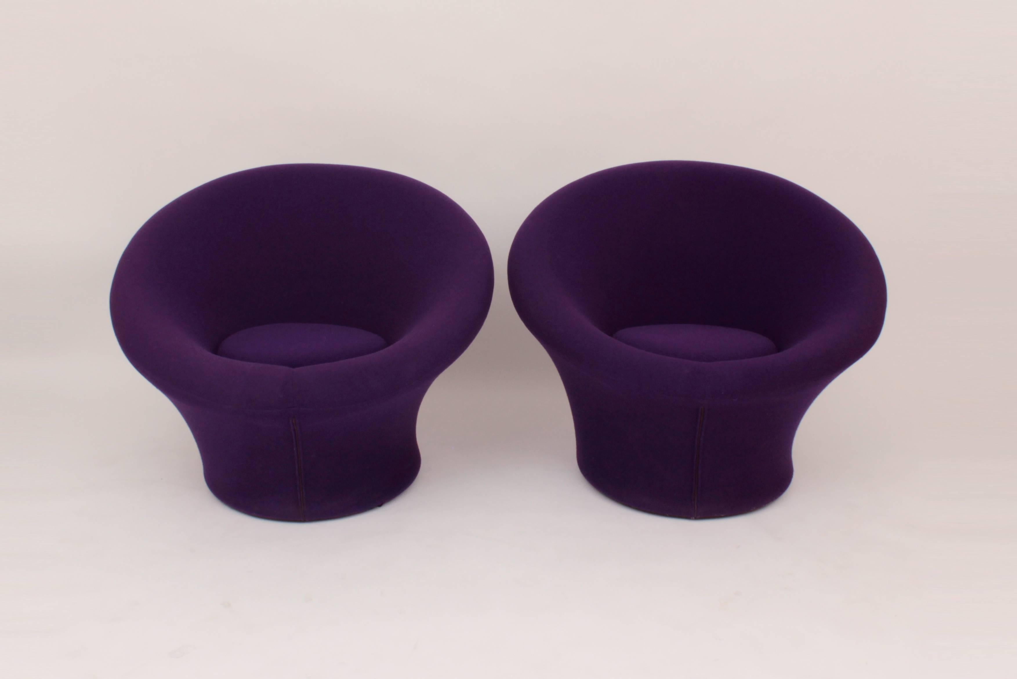 Iconic pair of Mushrooms lounge chairs designed by Pierre Paulin for Artifort in 1959.
Purple fabric, base in wood, foam and metal structure.

References:
Pierre Paulin, Un univers de formes, Anne Chapoutot, 1992.
Pierre Paulin, Elizabeth