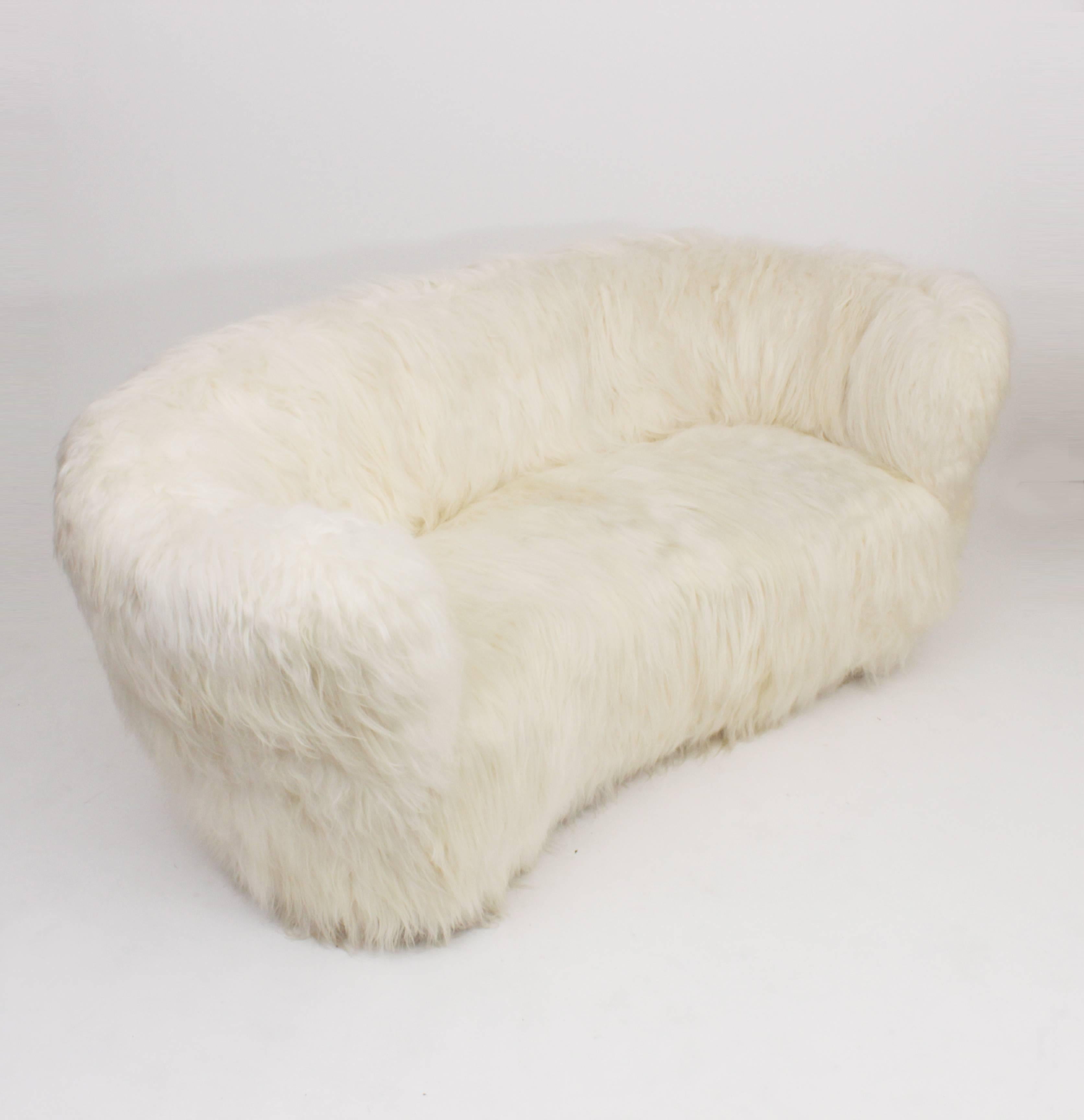 Danish Three-Seat Curved Sofa by Slagelse, in White Sheepskin Denmark, circa 1940 For Sale