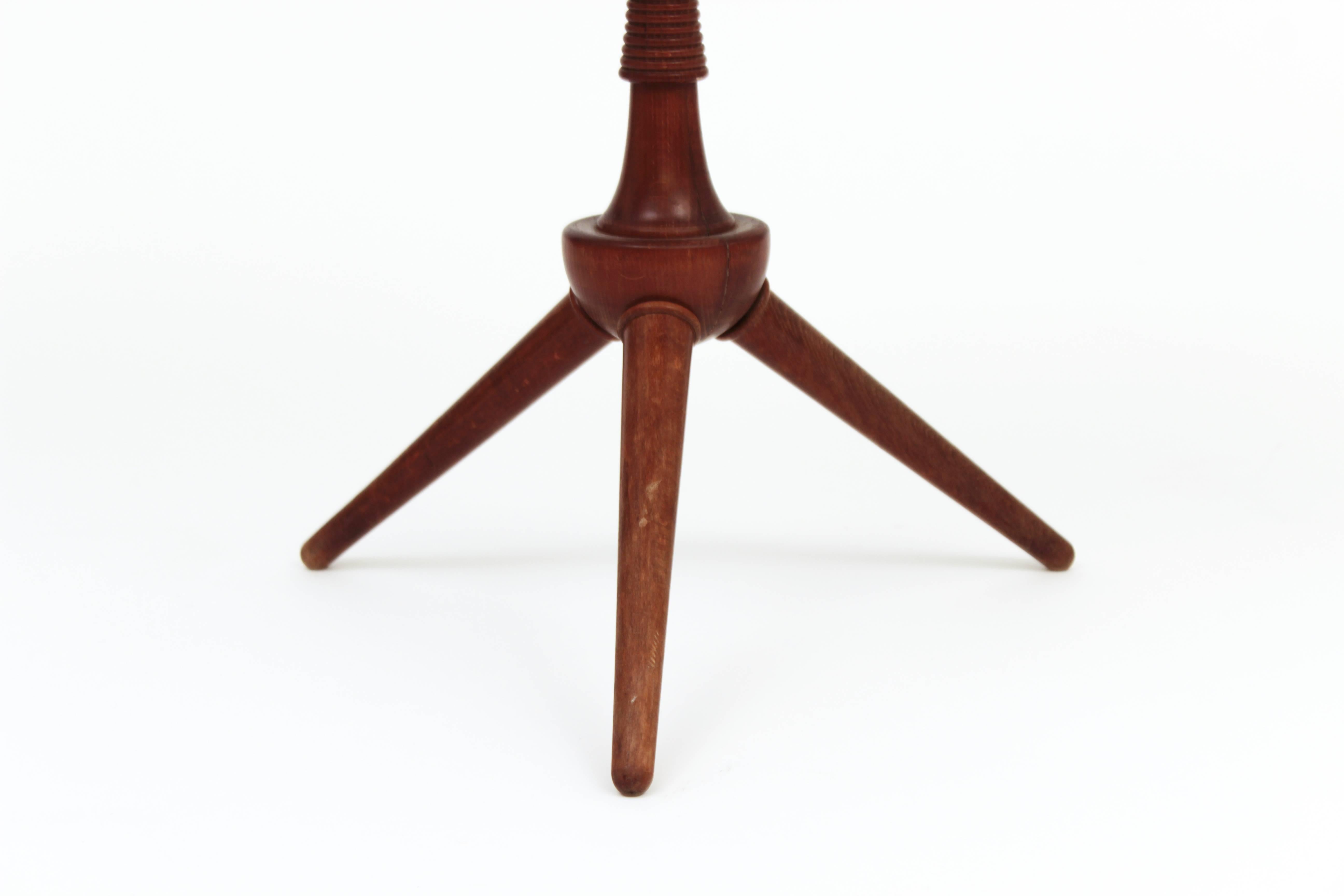 Tripod Pedestal Table by Frits Henningsen, Denmark, circa 1930 In Excellent Condition For Sale In Saint-Ouen, FR