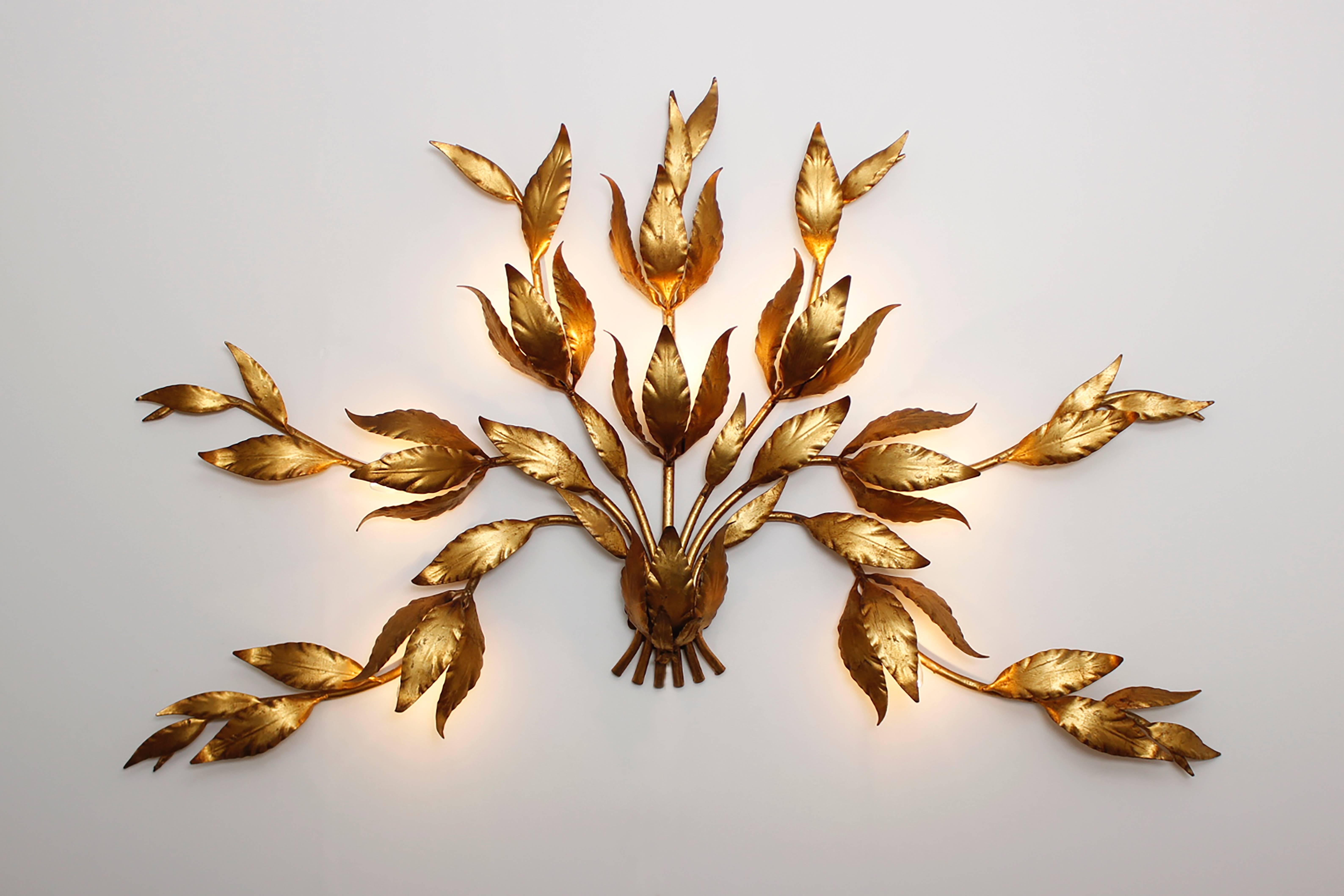 Grand wall lamp with nine lights in brass covered with gold leaves. 

