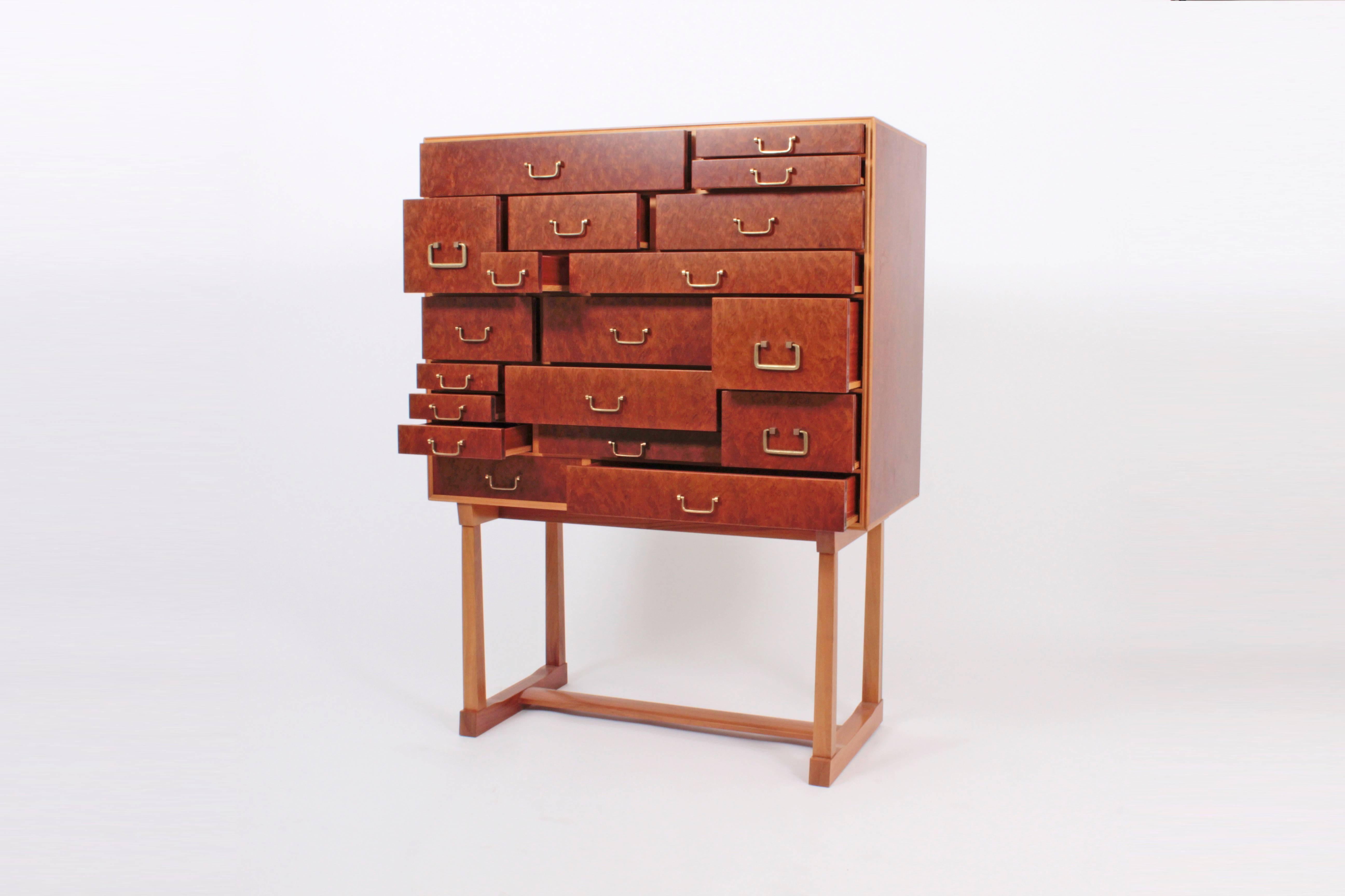 Josef Frank cabinet, designed in 1938 for the Academic School of arts of Stockholm in 1938.
This cabinet was produced by Svensk Tenn, and is marked in the back.
Amboyna burl veneer, mahogany structure and birch.
19 asymmetrical drawers with