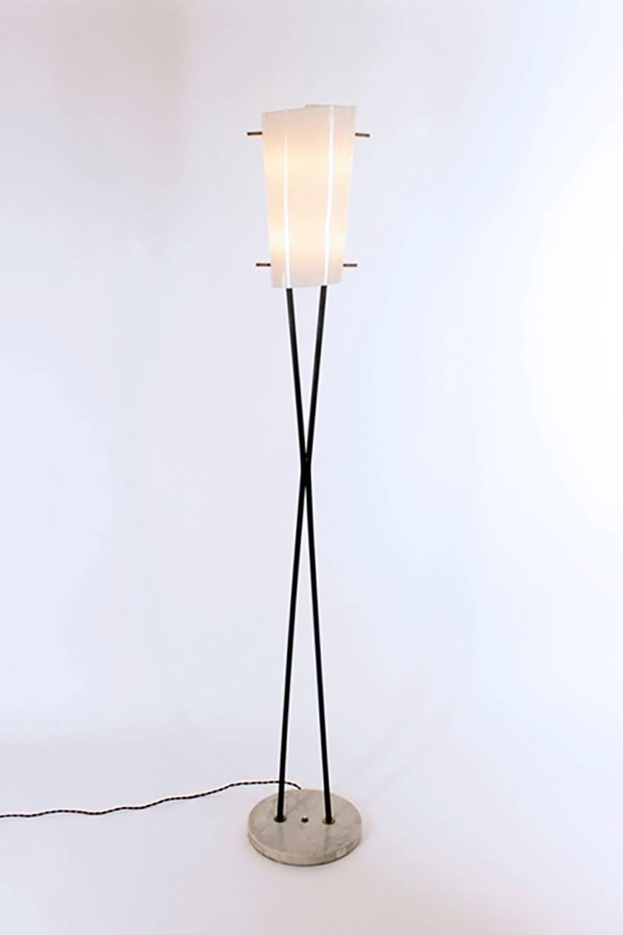 Rare floor lamp by Stilnovo, Italy, circa 1955.
Marble base, double stern in black lacquered metal. Lampshade in a sheet of thermoformed white Perspex, brass fixtures.
