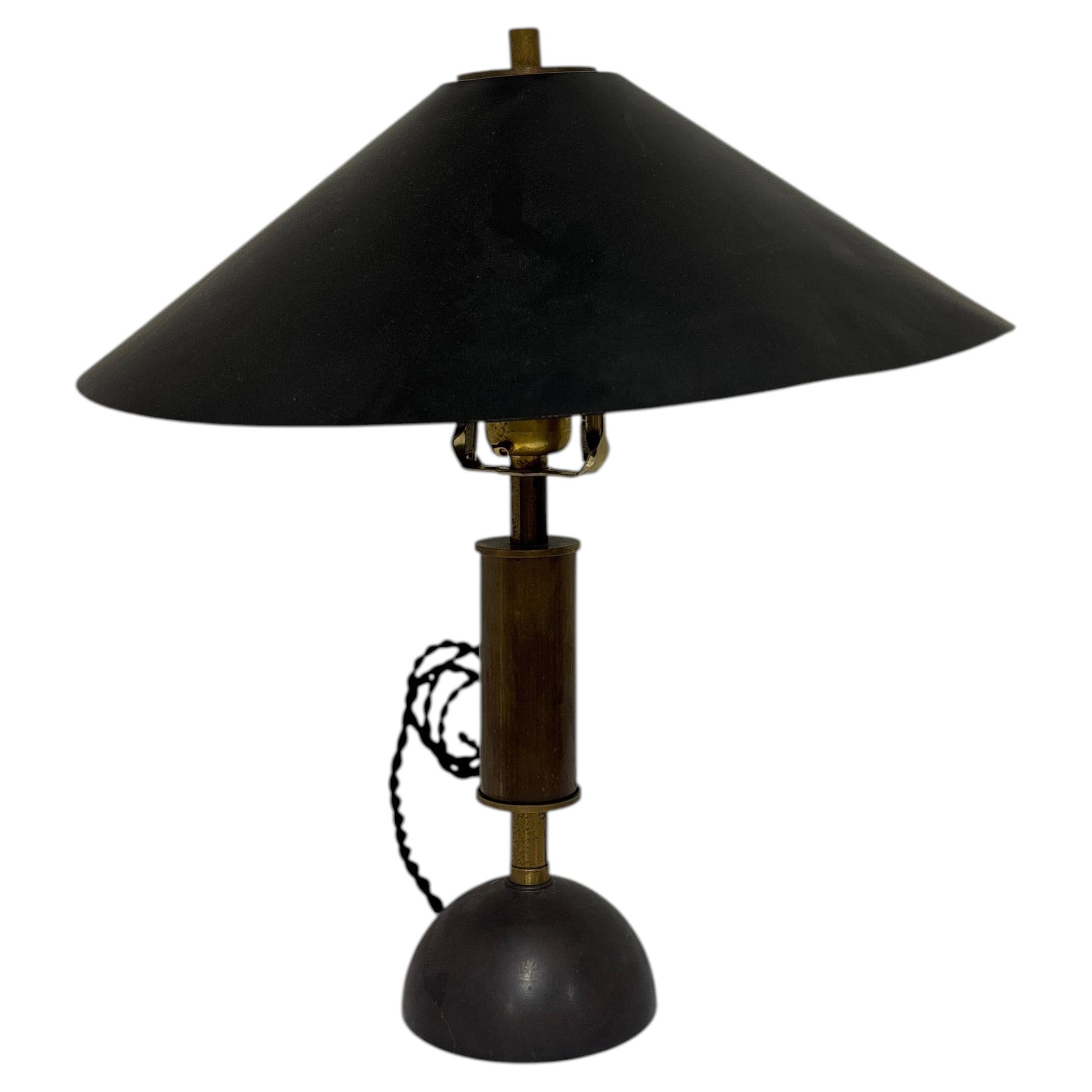 Moderne, skulpturale Tischlampe mit konischem, schwarzem Metallschirm und Details aus Messing im Angebot