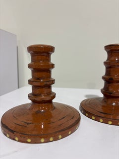 Coppia di candelieri vintage in ceramica da studio smaltata marrone