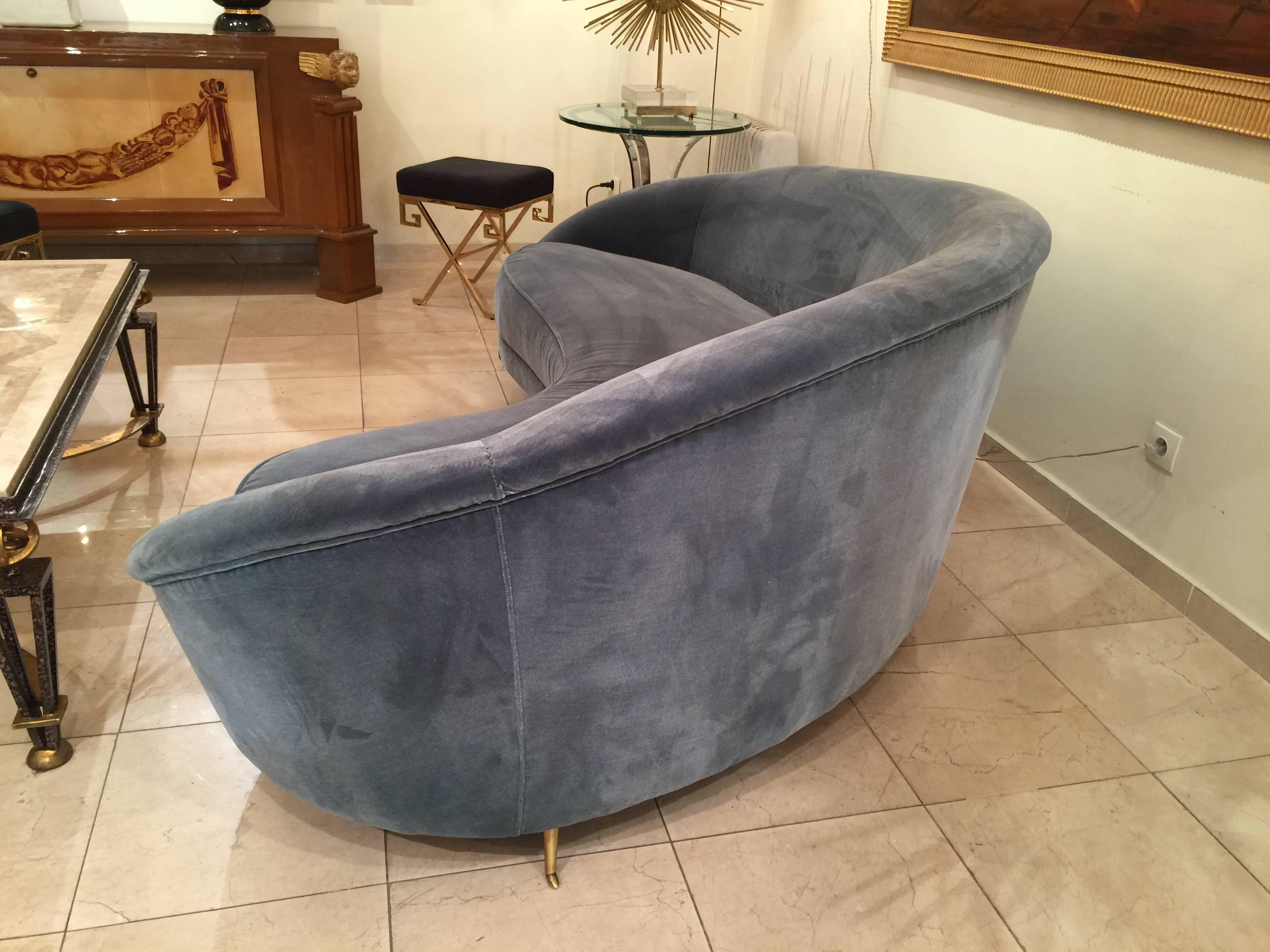 Italian Style Curved Sofa in Blue Velvet In Excellent Condition For Sale In Saint-Ouen, FR