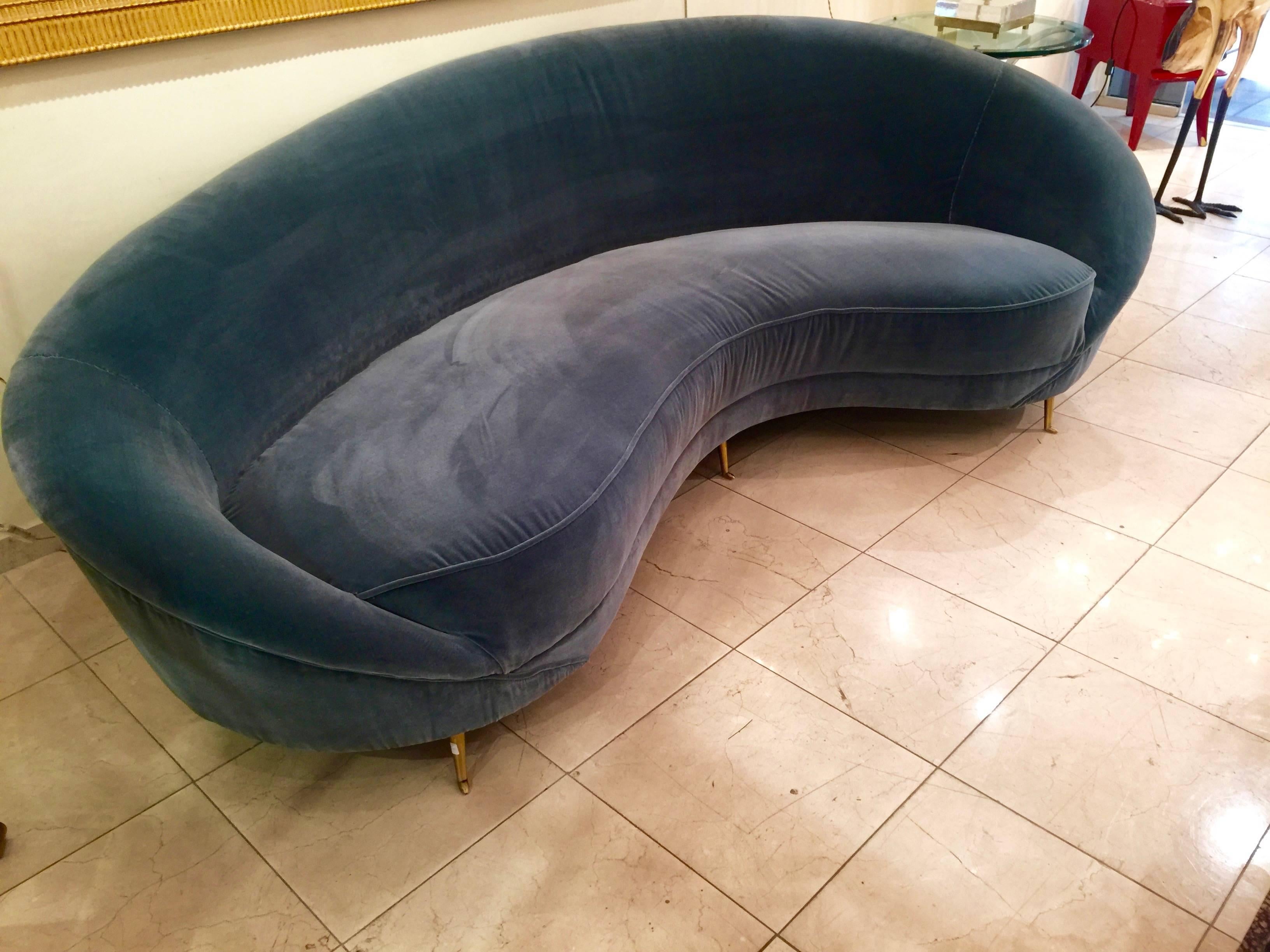 Very elegant sofa upholstered with a blue velvet, legs in gold brass.
This sofa is inspired by Italian 1950s design.
It can be ordered in blue velvet or in black velvet.
  