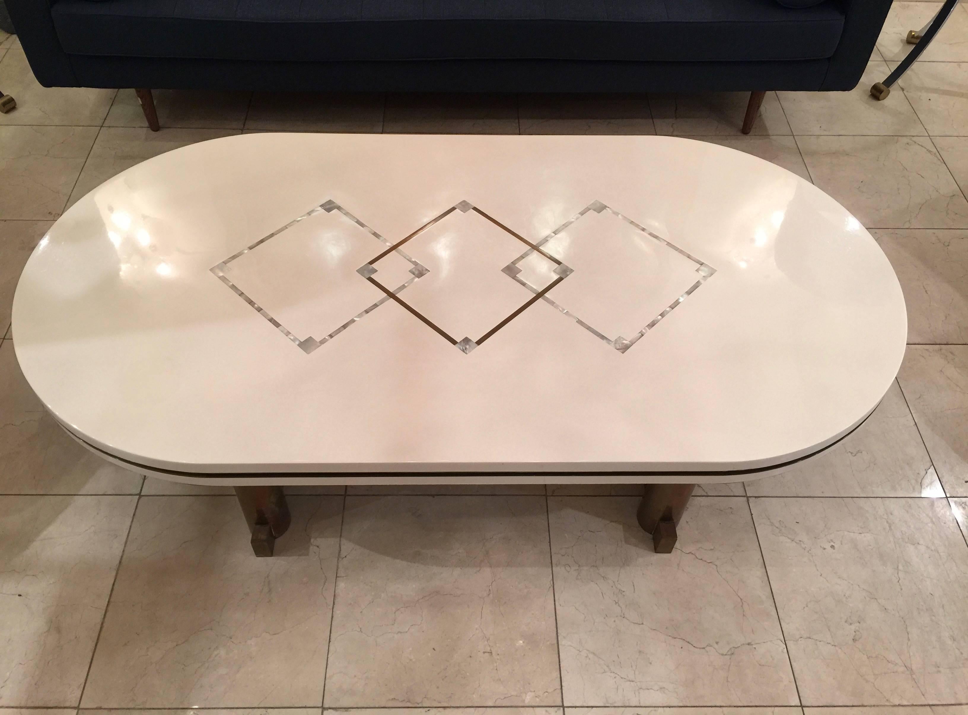 Large coffee table by Antonio Pavia circa 1970 in white lacquer with brass and 
mother-of-pearl inlays.
Base in gold bronze.
 