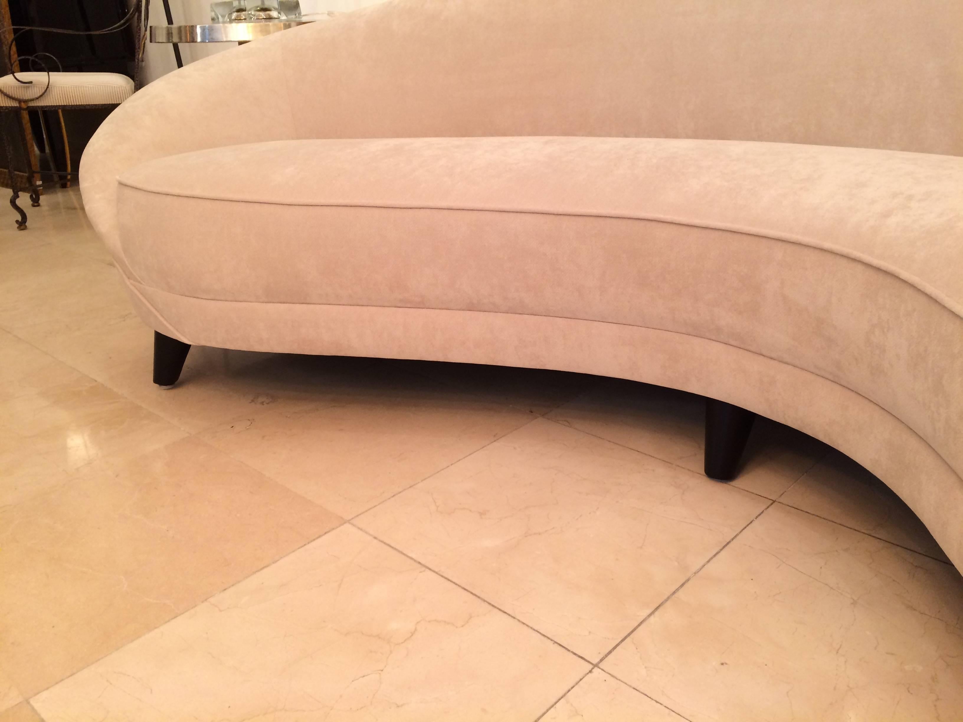Curved Italian Style Sofa in Beige Velvet In Excellent Condition For Sale In Saint-Ouen, FR