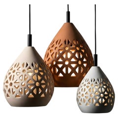 Cepa Udaipur, grande lampada a sospensione scultorea in ceramica lavorata a mano di Naaya Studio