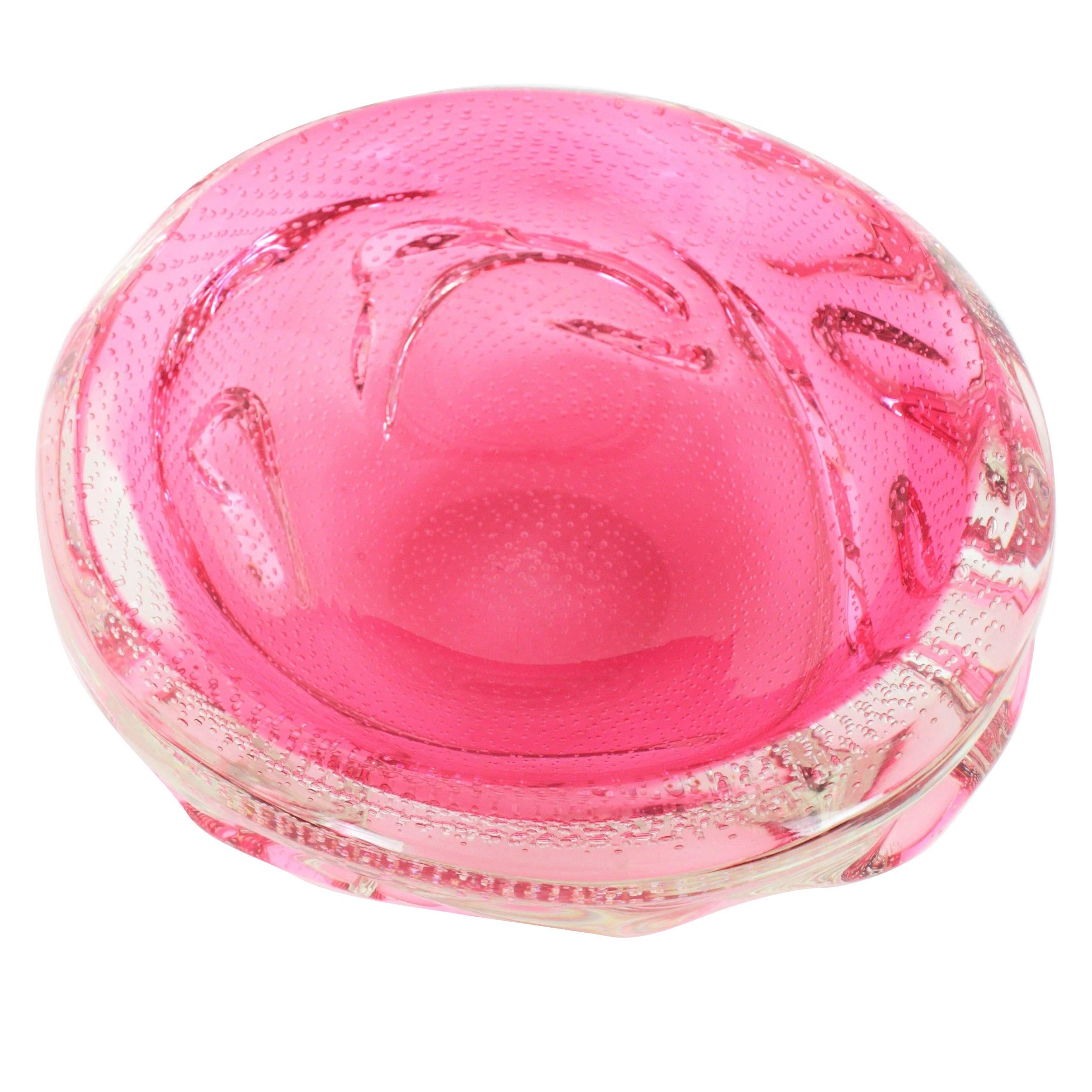 Massive pink Sommerso and controlled bubbles centrepiece or large bowl with amazing shapes. Pink glass cased into clear glass and highly decorative shapes.
Useful as centrepiece, candy bowl or vide-poche. Beautiful handblown glass art work