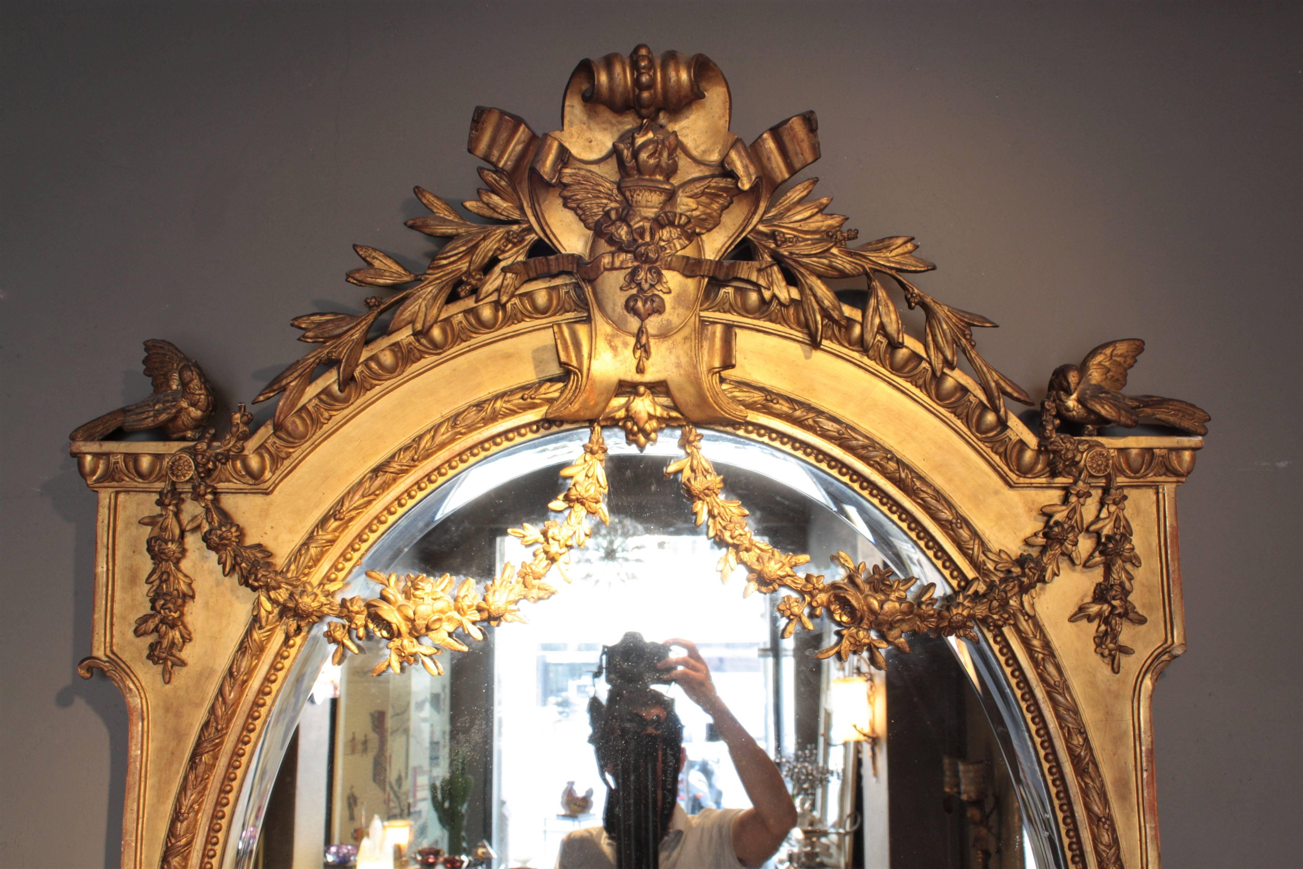Großer palastartiger französischer Louis XVI-Spiegel aus vergoldetem Holz mit Ornamenten aus dem 19. Jahrhundert im Zustand „Gut“ im Angebot in Barcelona, ES